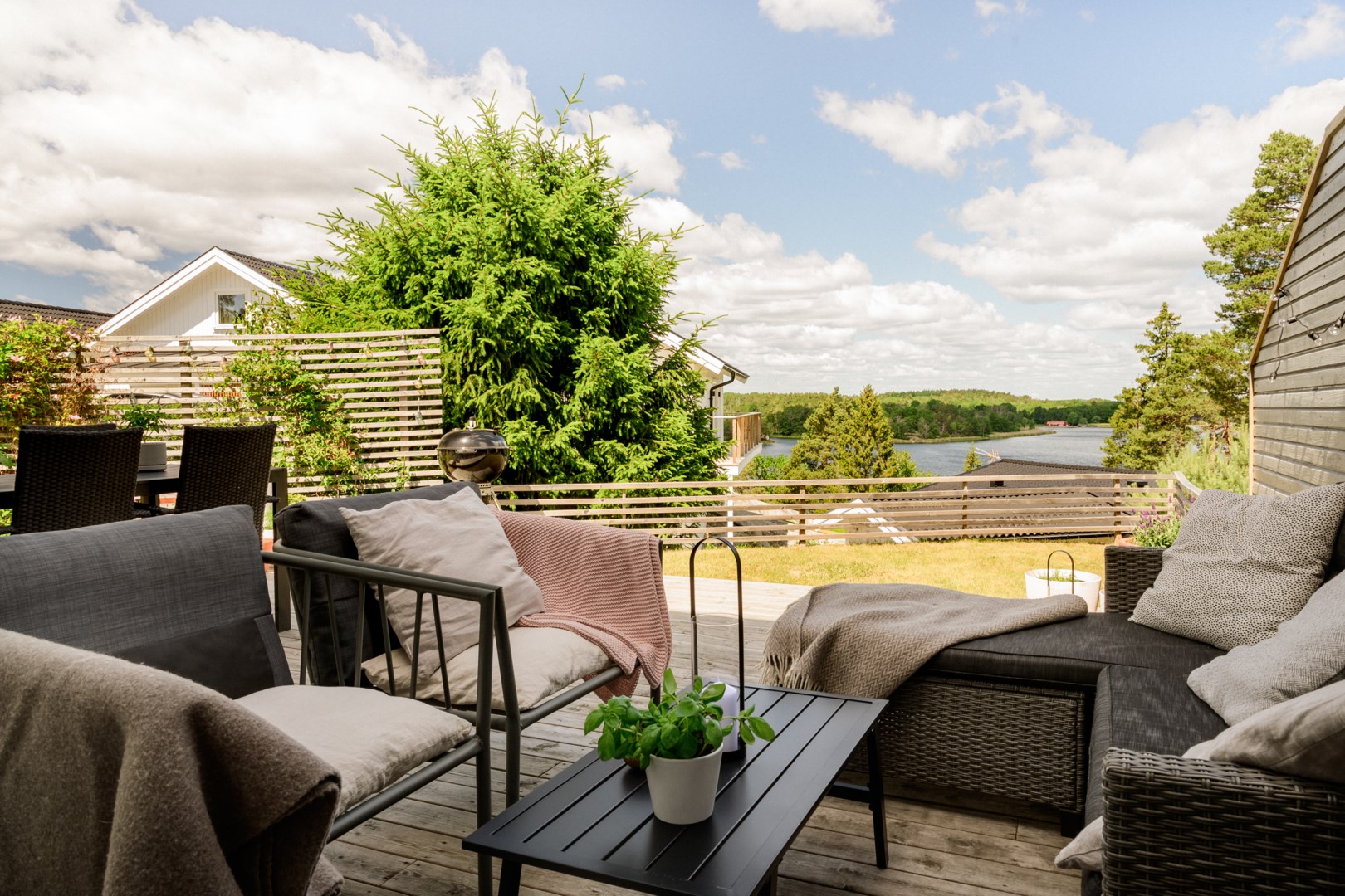 Rymlig altan med privat läge och sjökontakt.