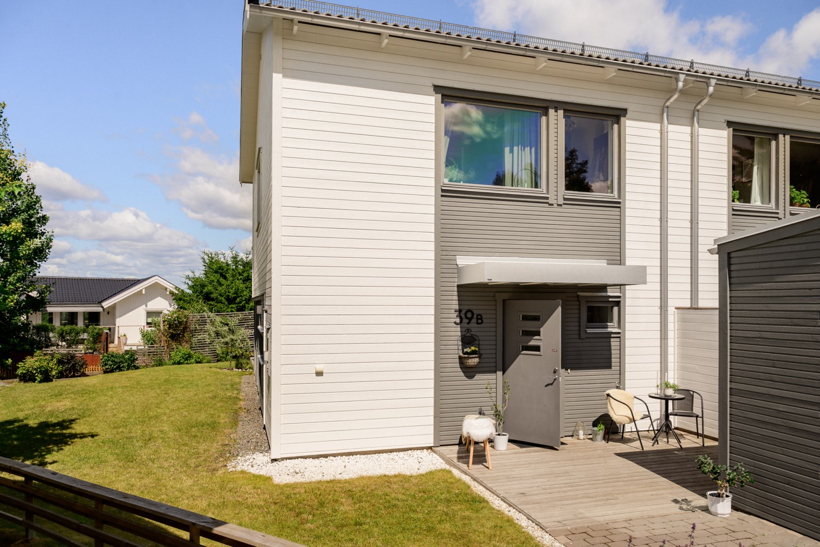 Frukostaltan - till höger skymtar det externa förrådet.