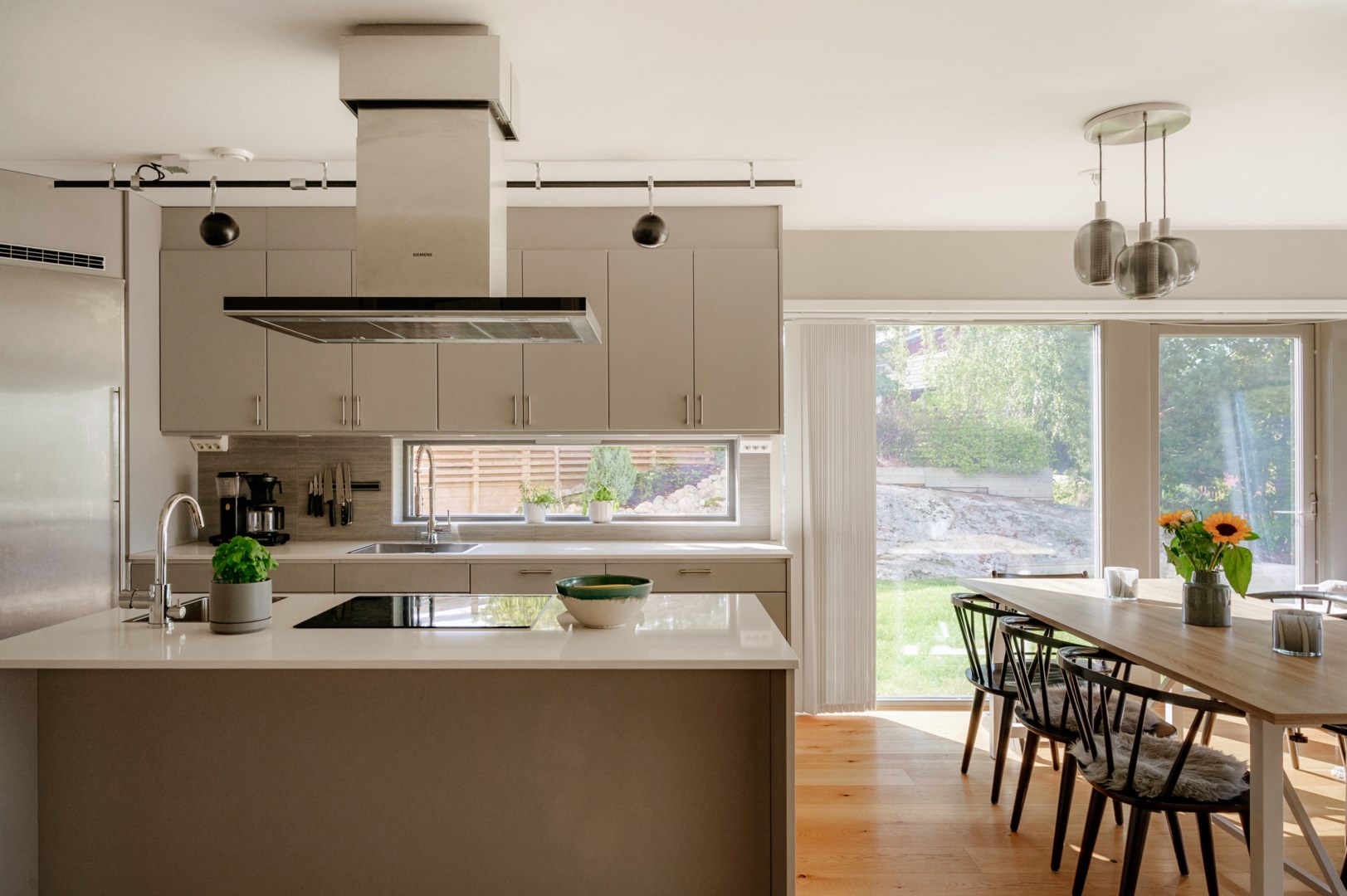 Rummet öppnar upp mot trädgården i öster, söder och väster.