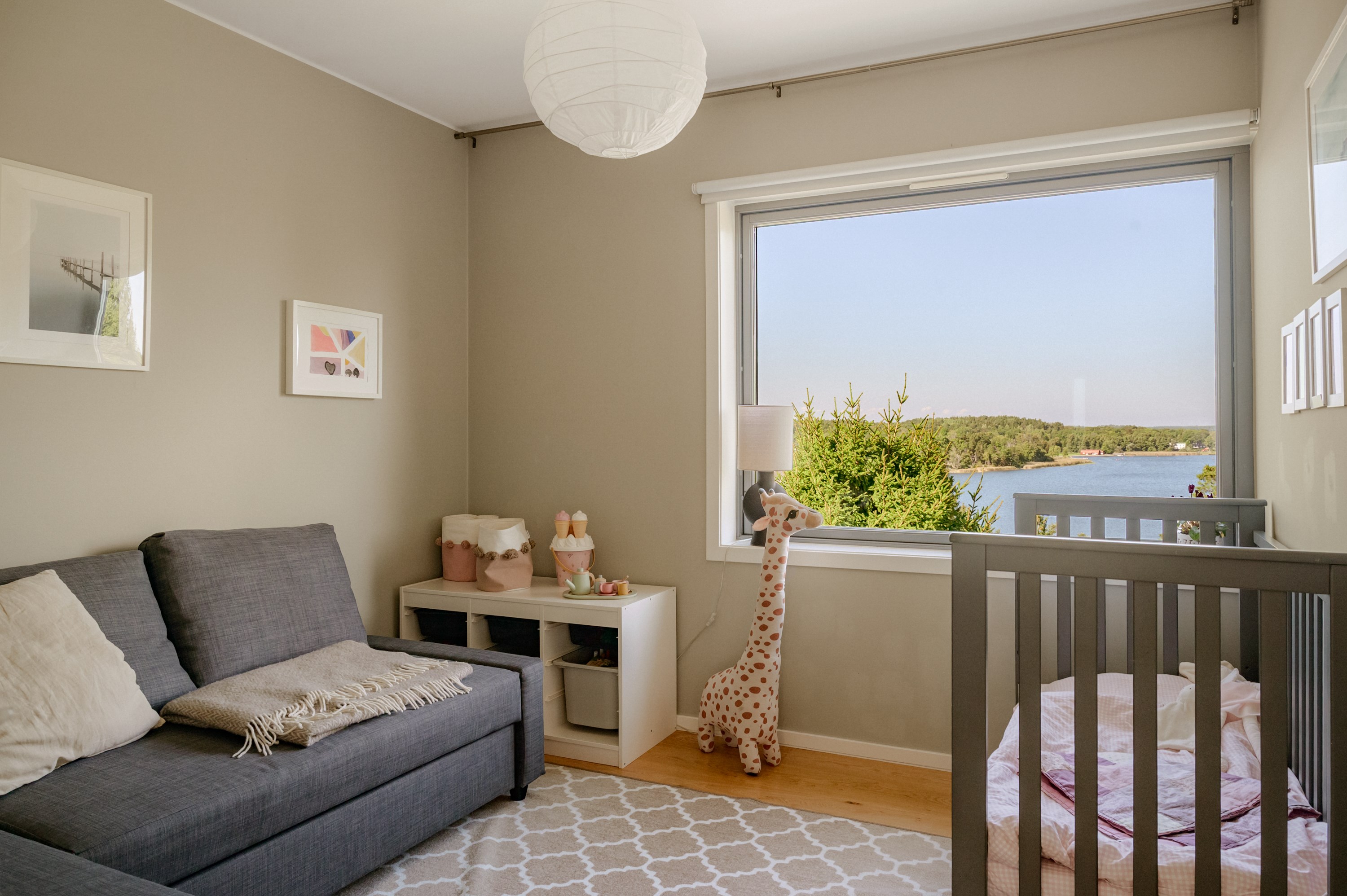 Rymligt barnrum med fönster mot väster.