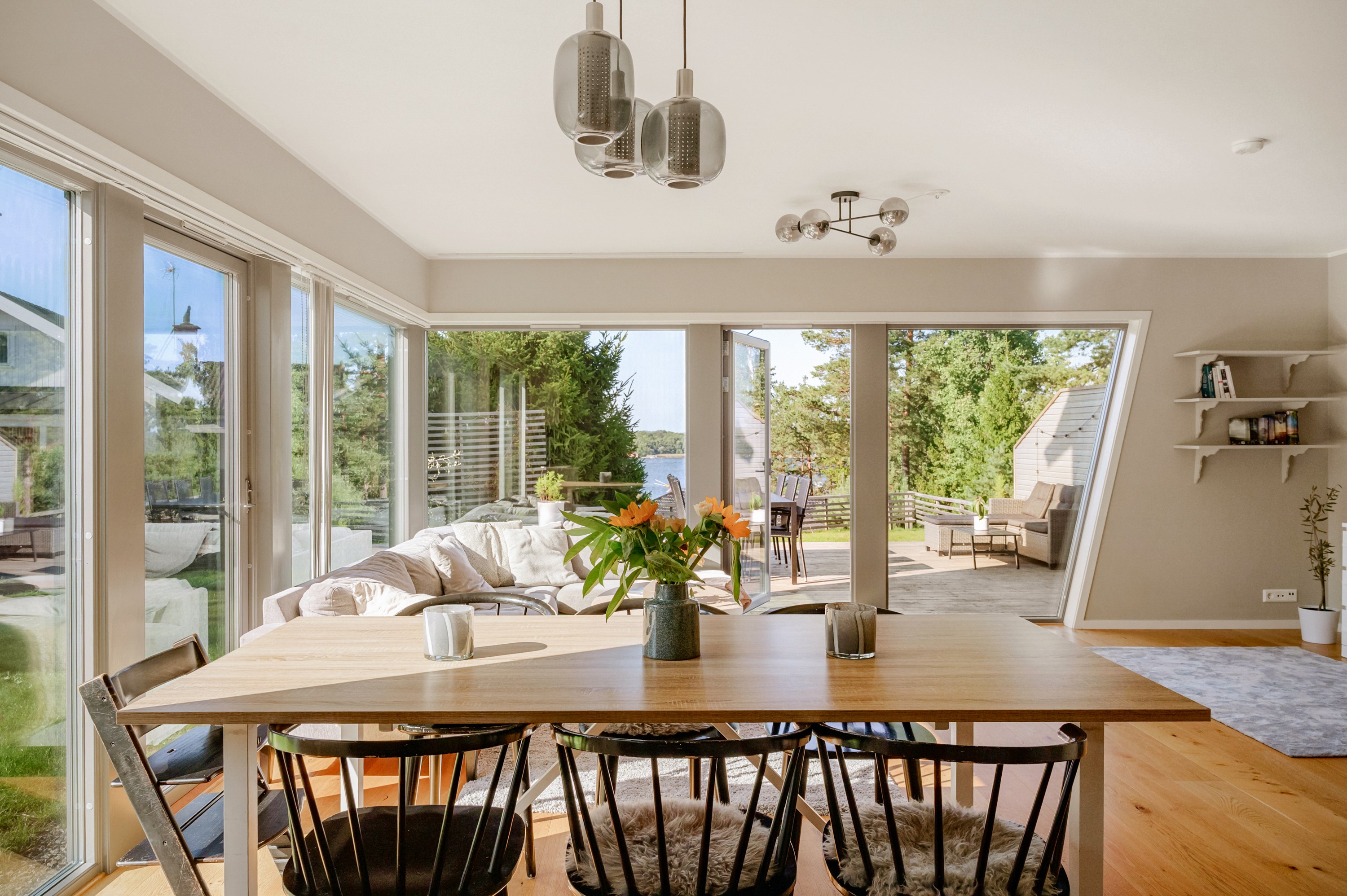 Stora glaspartier öppnar upp mot trädgården och utsikten i väster.