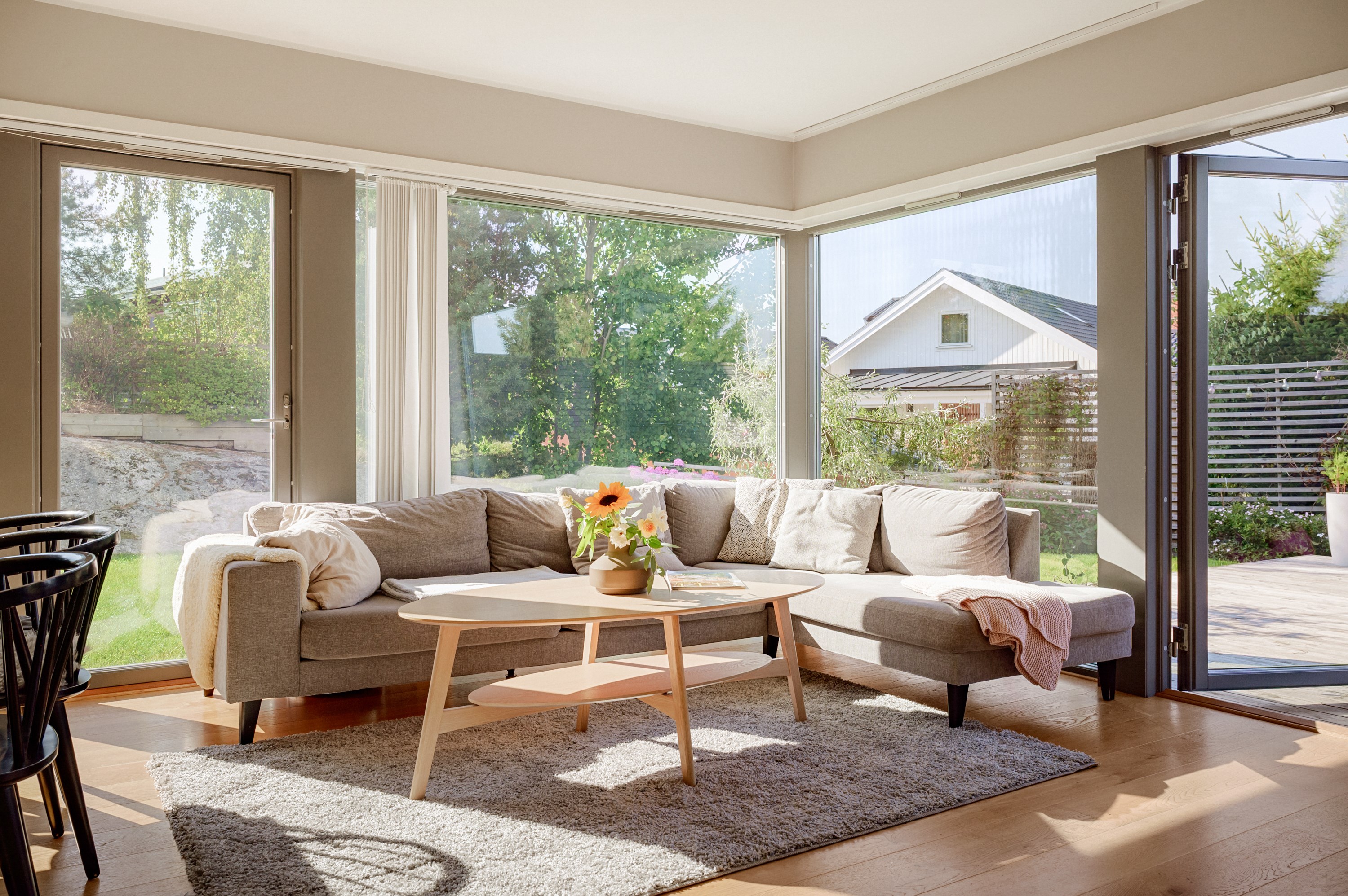 Alla fönster mot söder är klädda med solfilm.