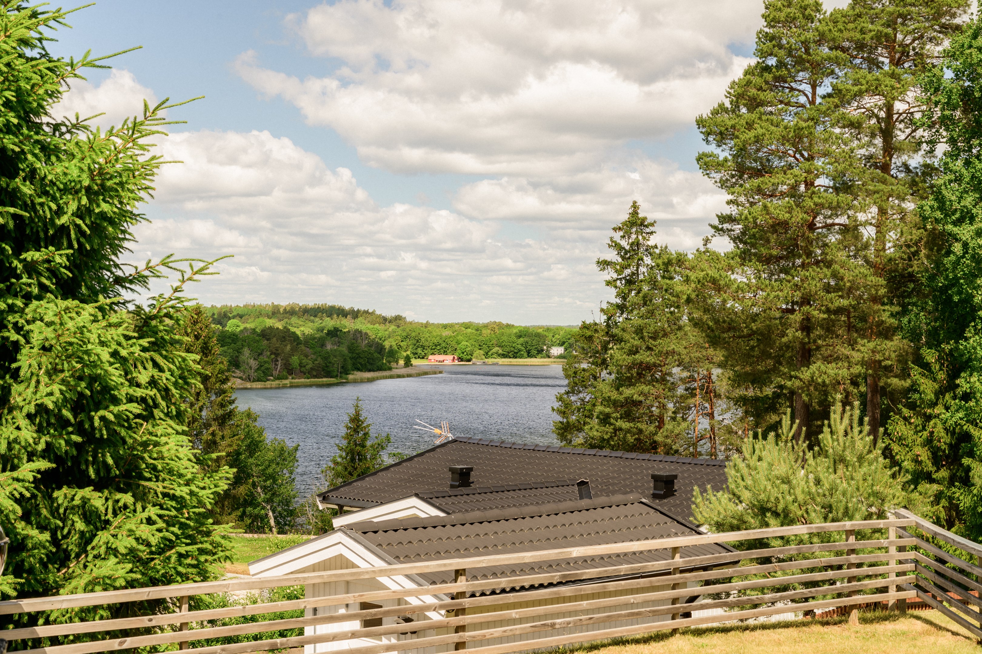 Parhus med uppvuxen trädgård och magisk sjökontakt.