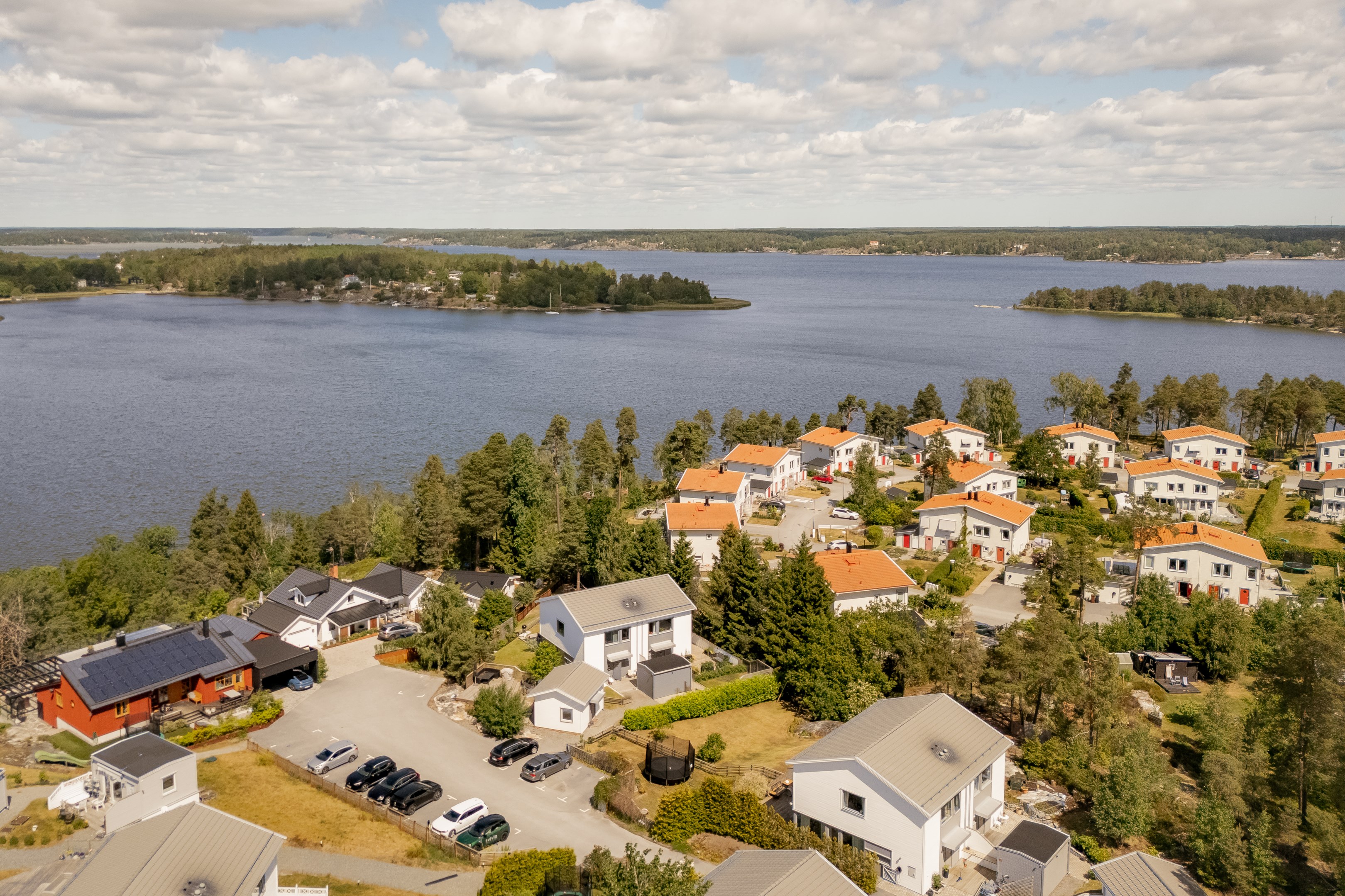 Bilen parkeras bekvämt på egen p-plats i direkt anslutning till huset. 