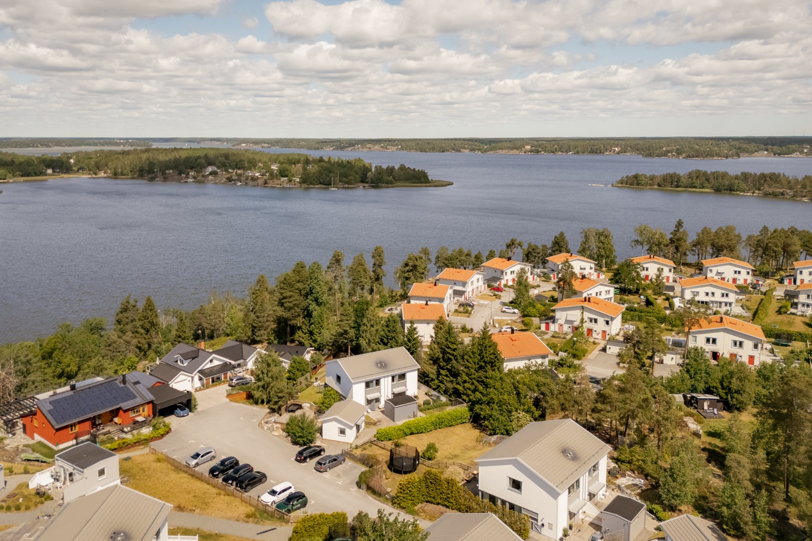 Bilen parkeras bekvämt på egen p-plats i direkt anslutning till huset. 
