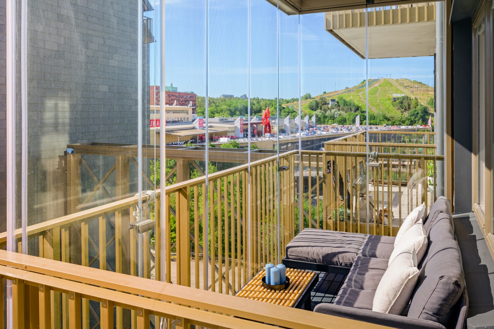 Morgon- och förmiddagssol & utsikt mot Hammarbybacken.