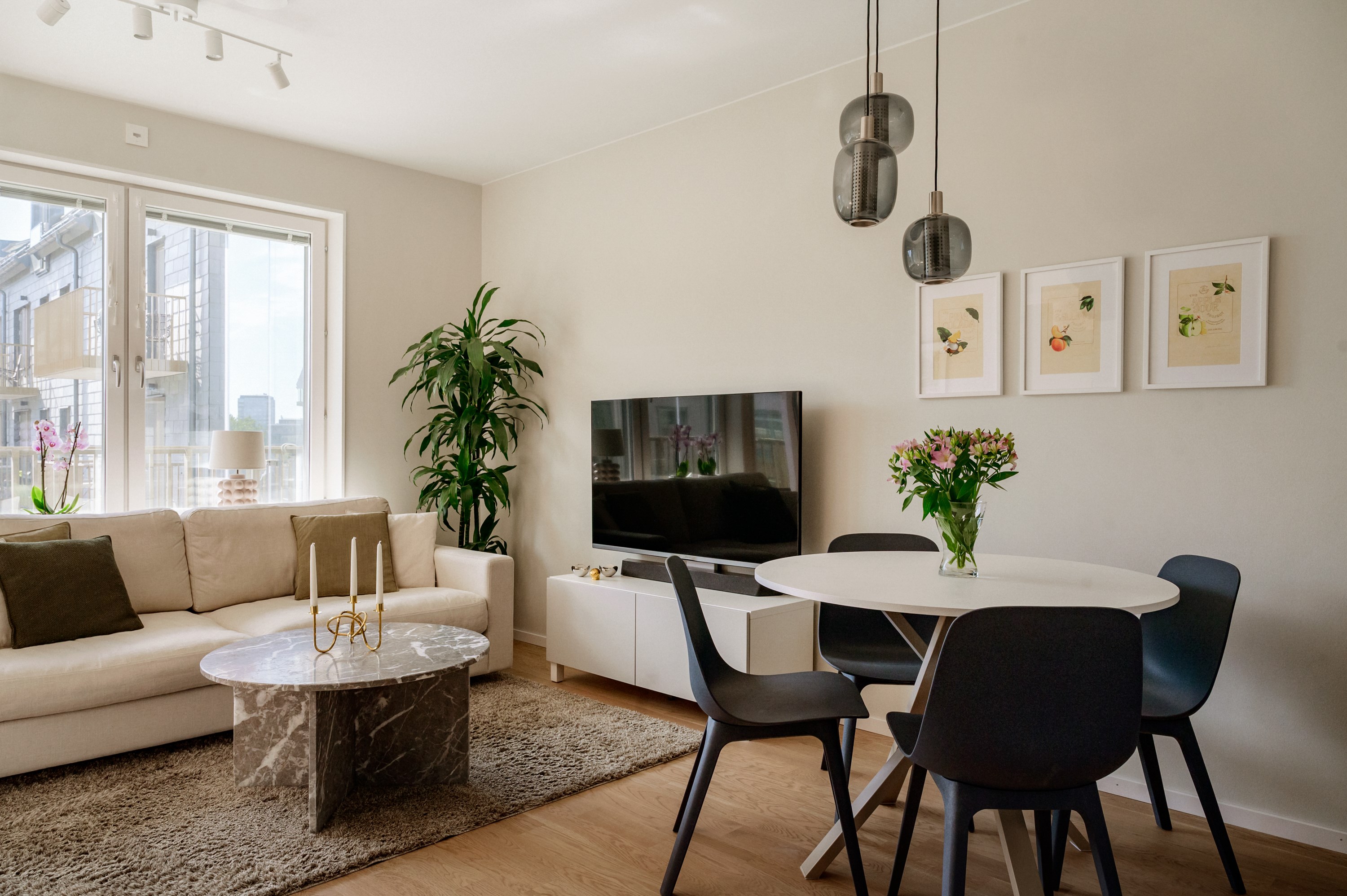 Harmonisk färgskala och rikt ljusinsläpp.