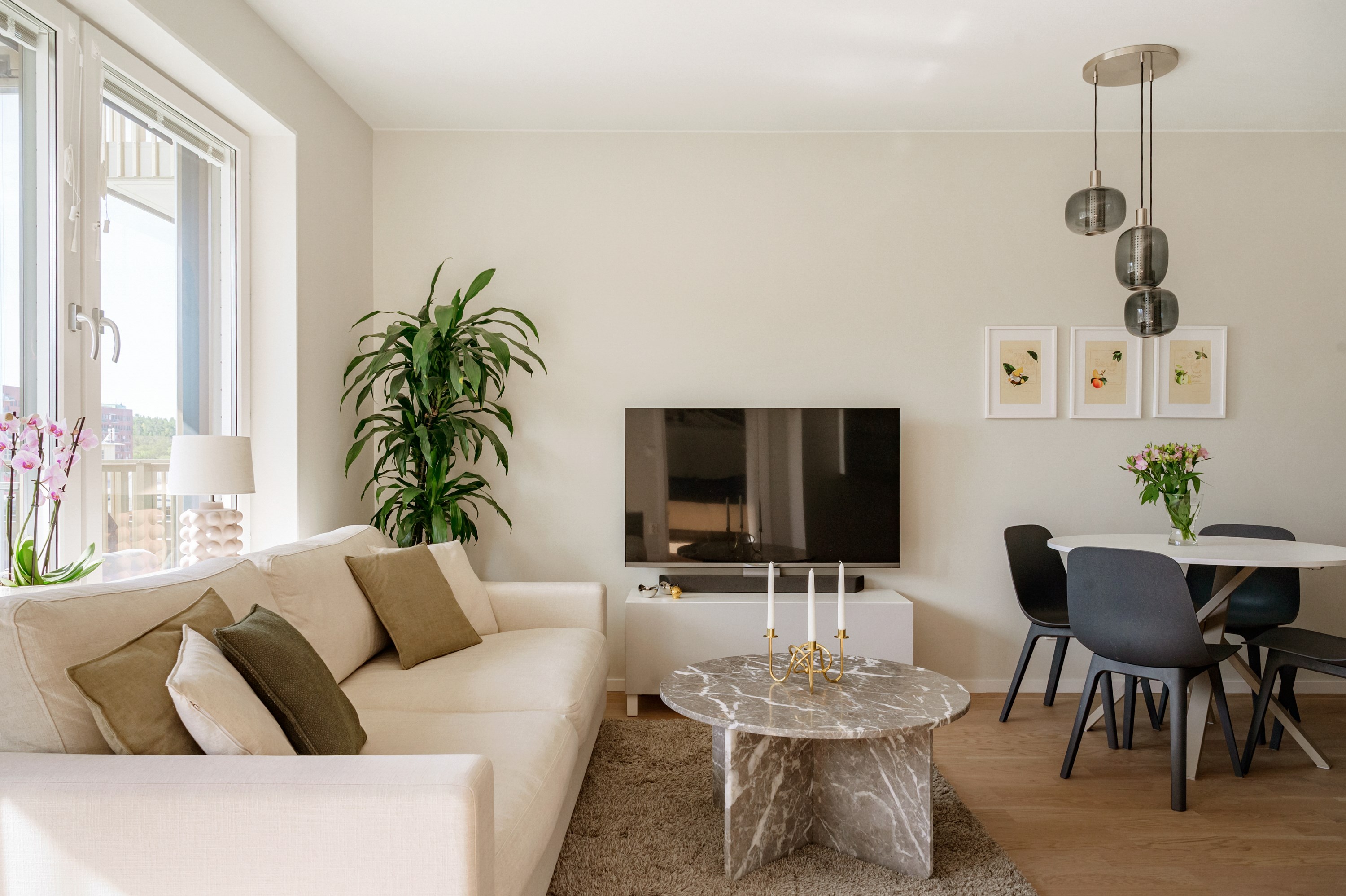 Ytsmarta kvadrat med köket till höger.