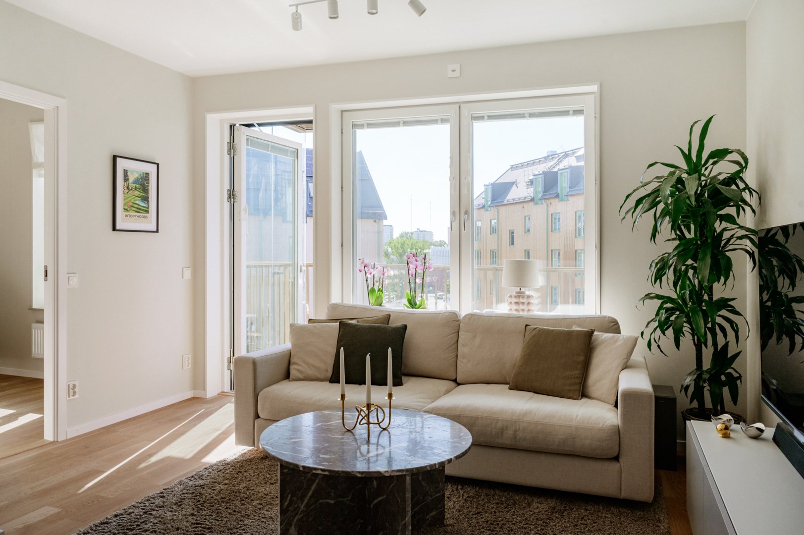 Sovrummet skymtar till vänster i bild.