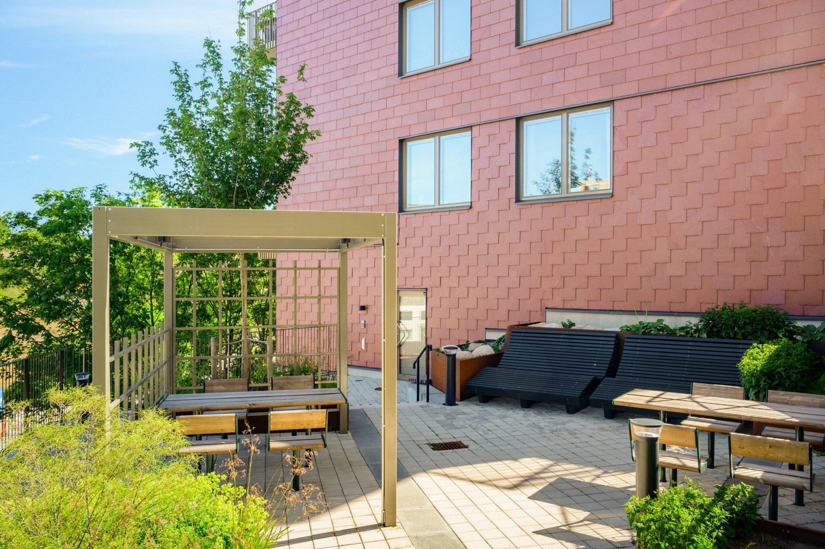 Gemensamhetsytor i direkt anslutning till huset.