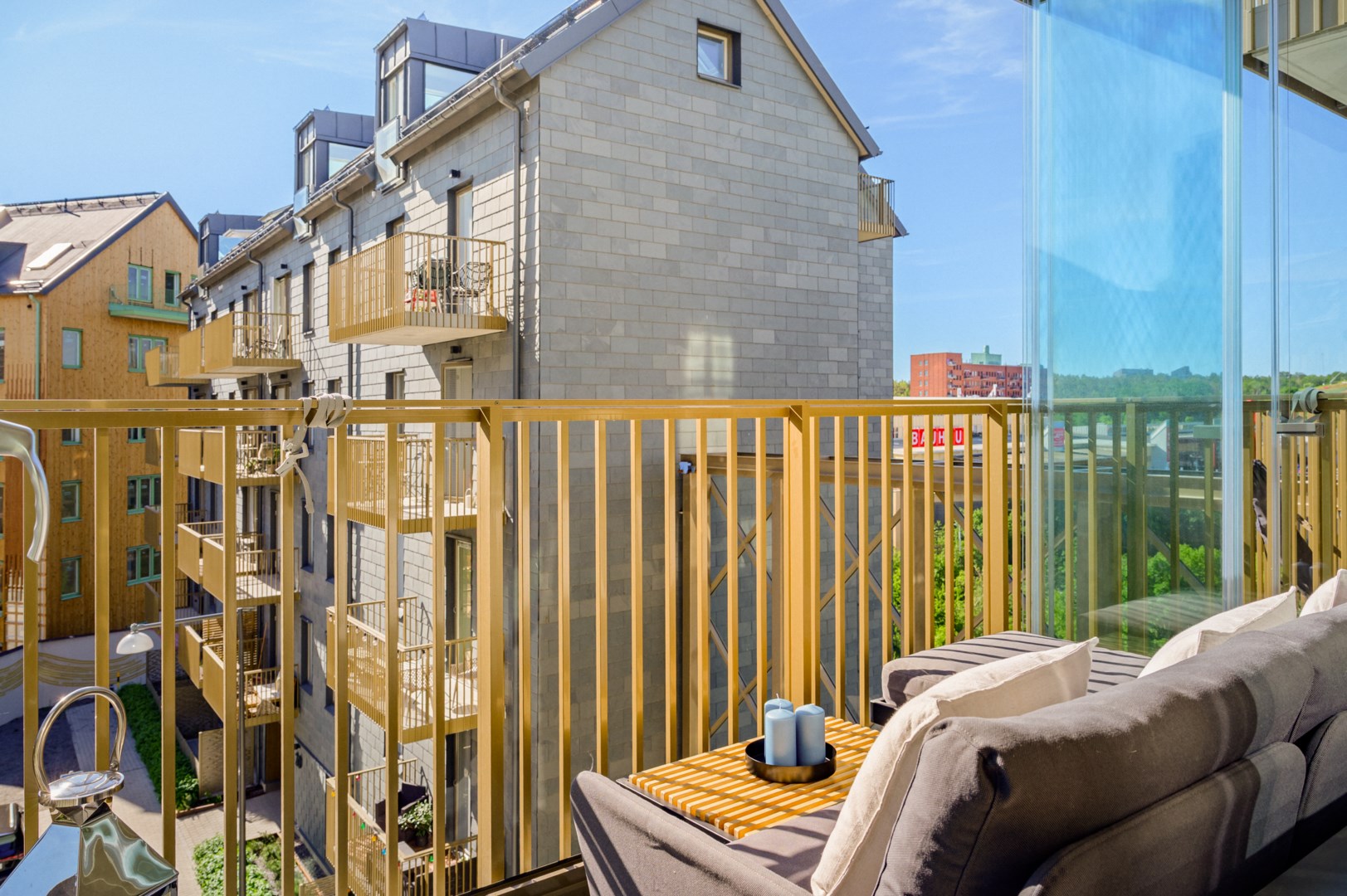 Inglasad balkong om dryga 5 kvadrat.