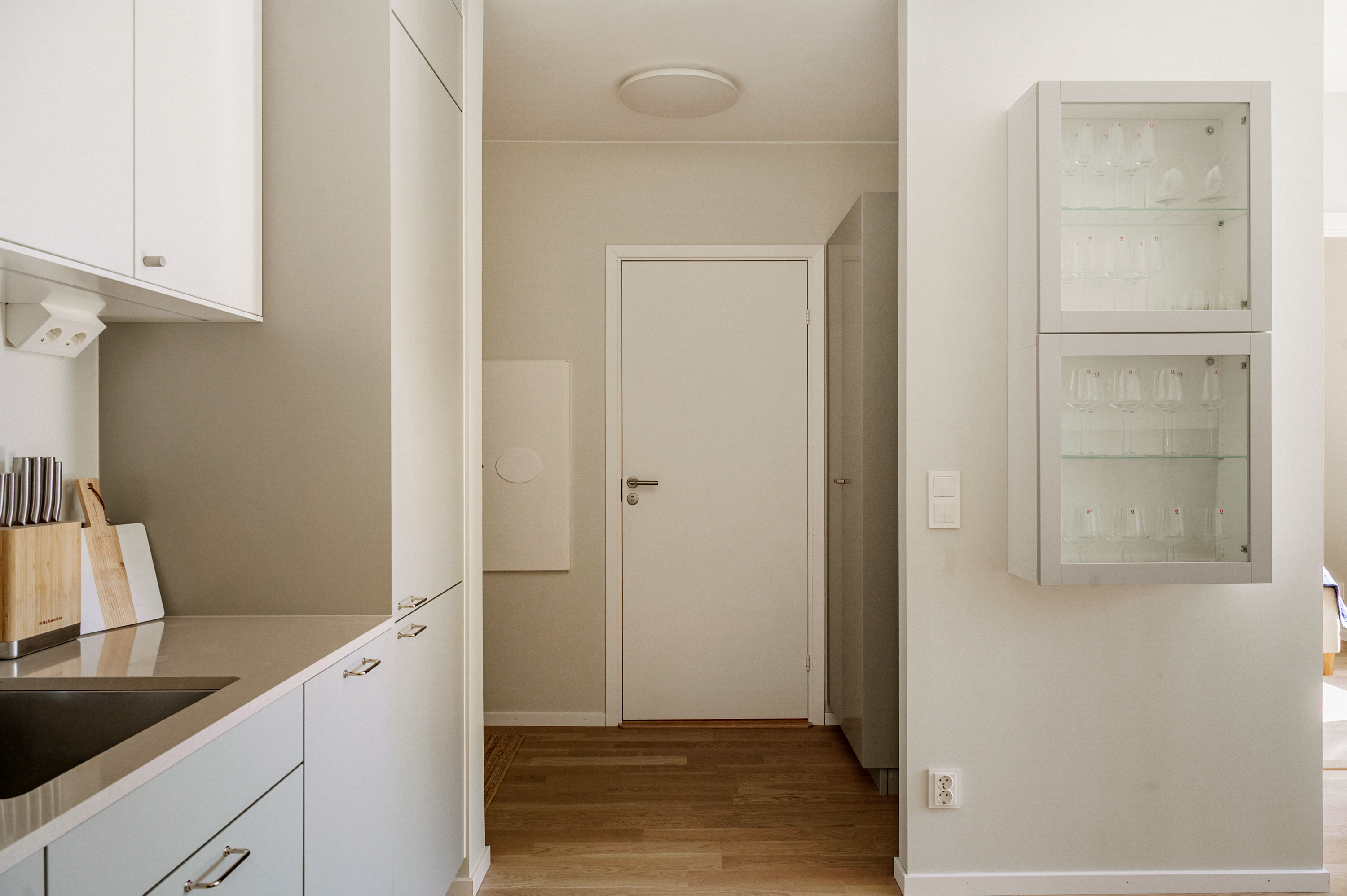 Köket i vinkel mot hall och badrum.