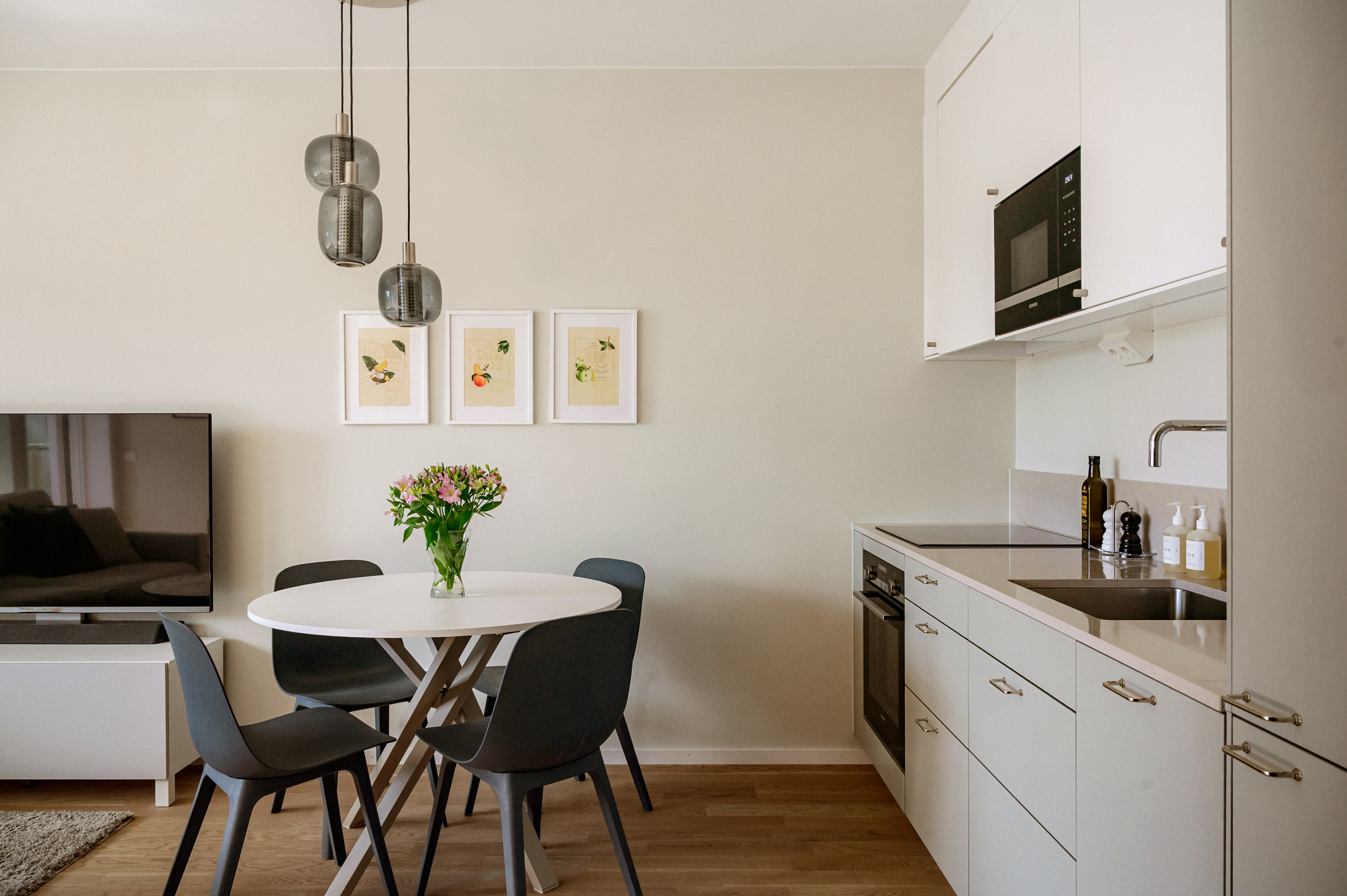 Köket i vinkel från hallen.