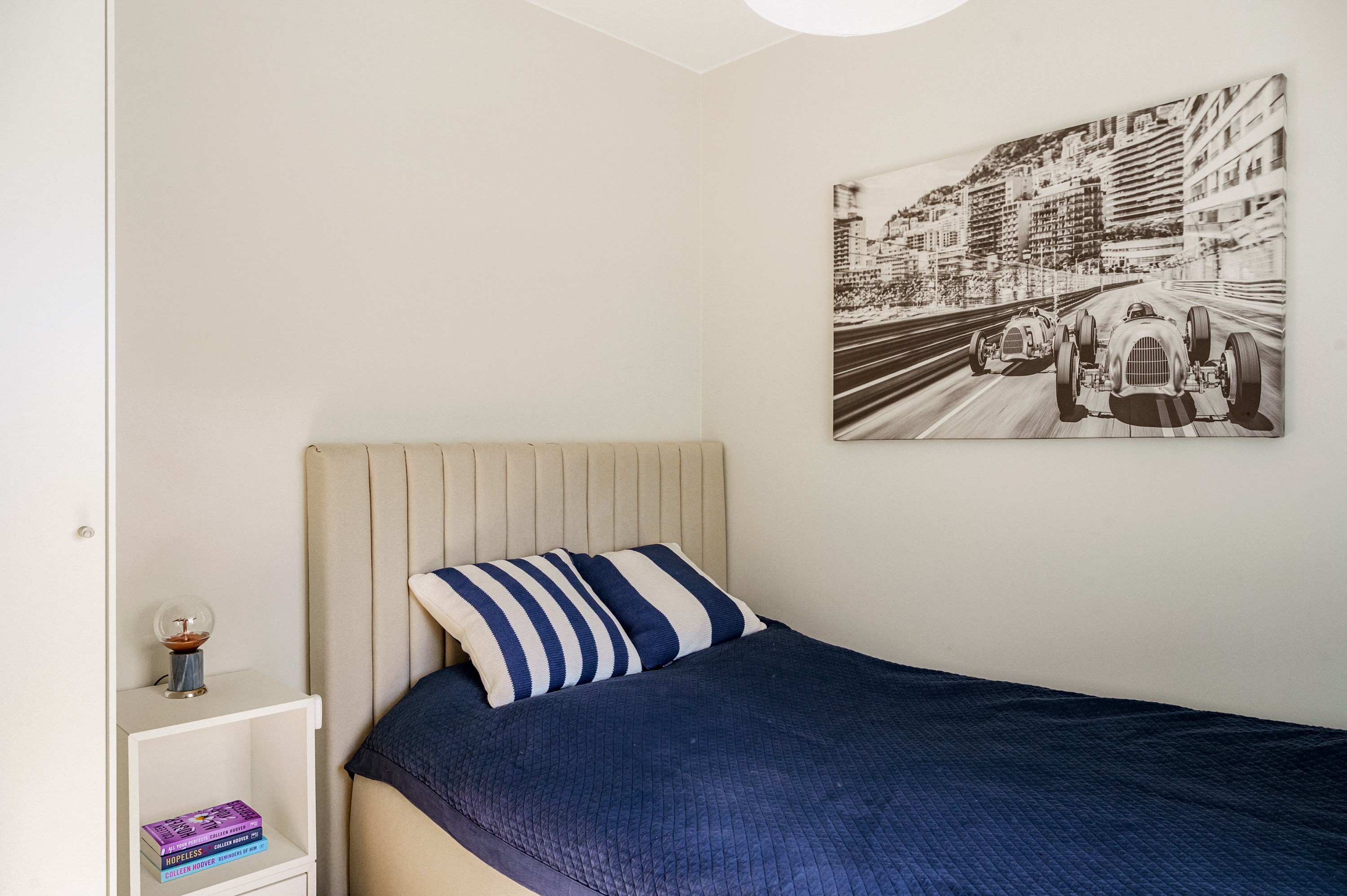 Rymligt sovrum med plats för större säng.