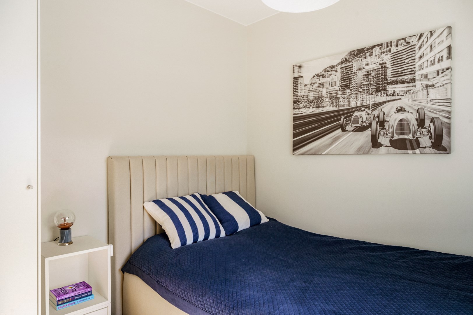 Rymligt sovrum med plats för större säng.