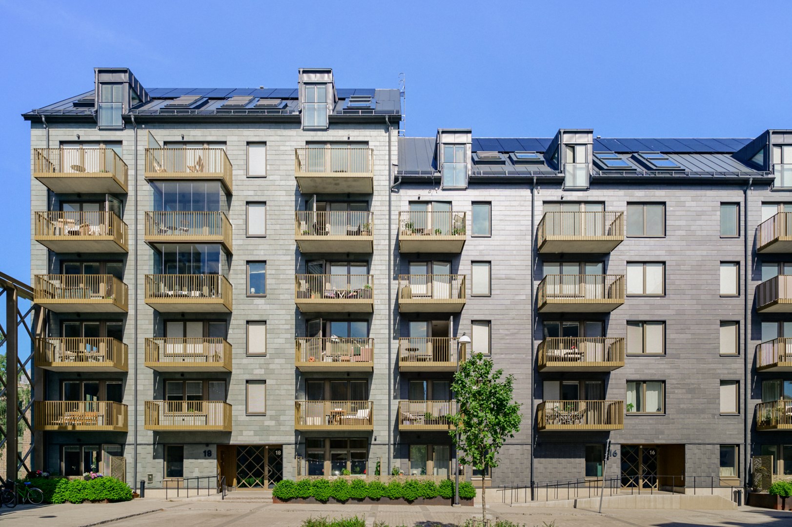 Lägenheten återfinns tre trappor upp till vänster i bild.