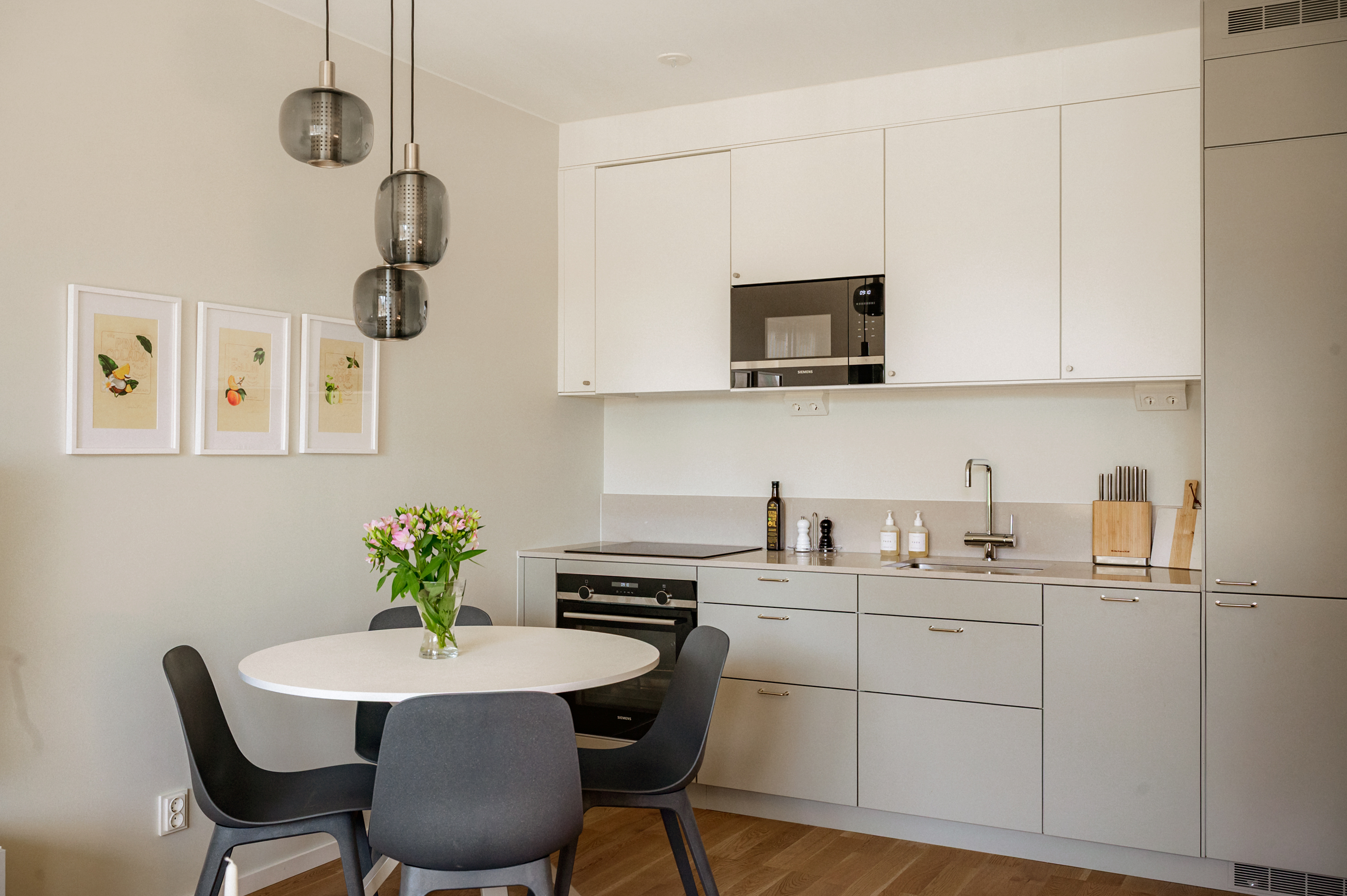 Komplett maskinell utrustning med vitvaror från Siemens.