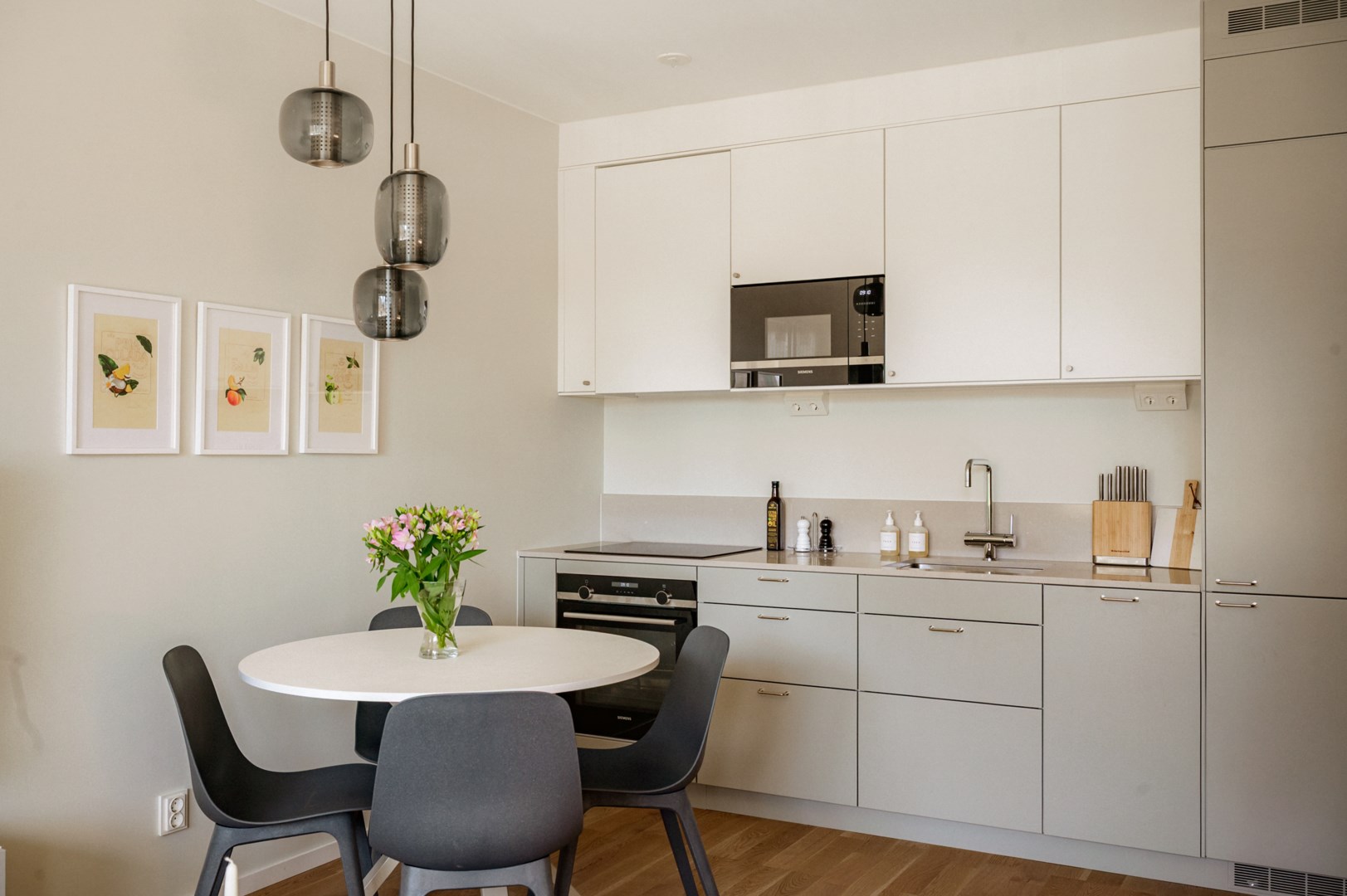 Komplett maskinell utrustning med vitvaror från Siemens.