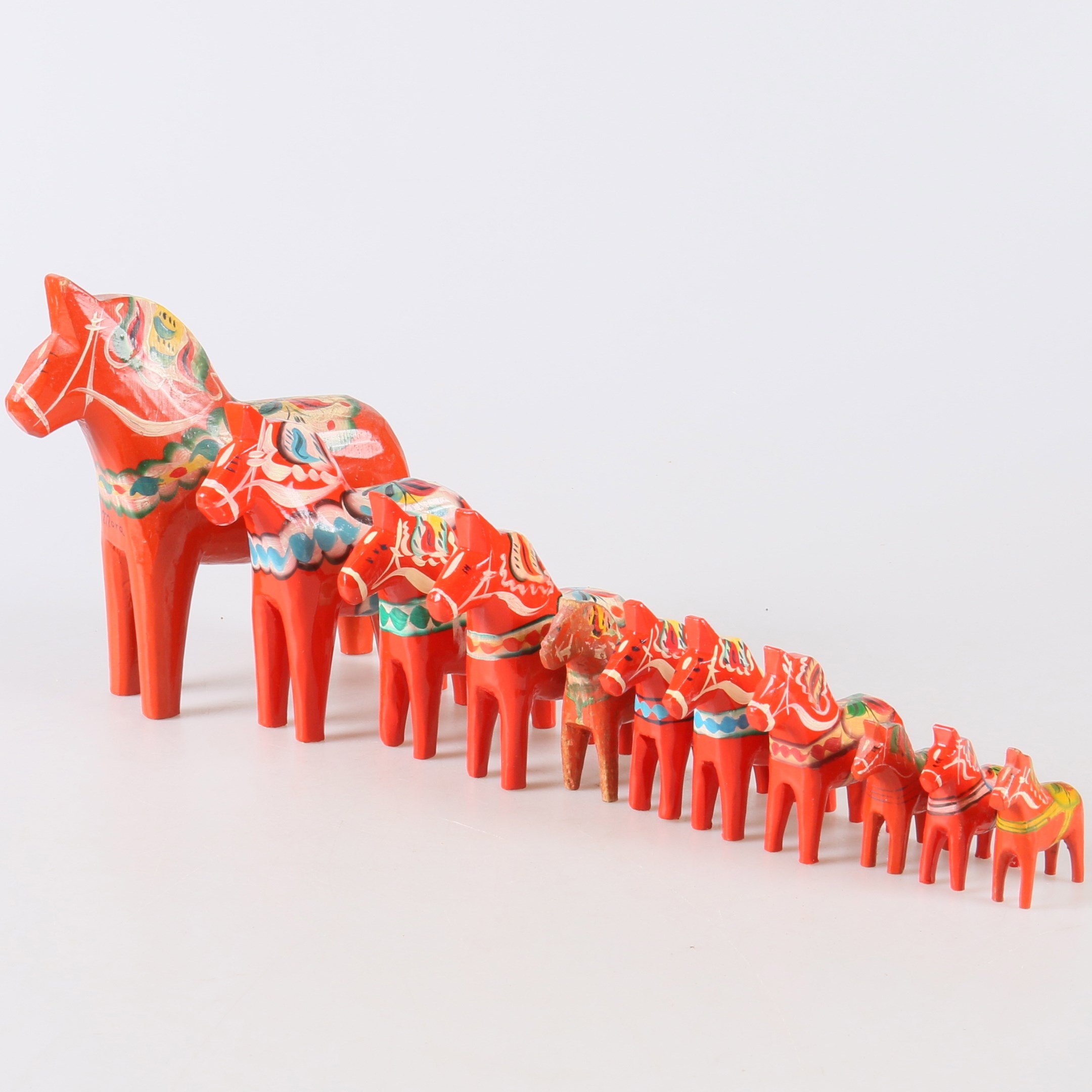 Dalahästar i klassik rött