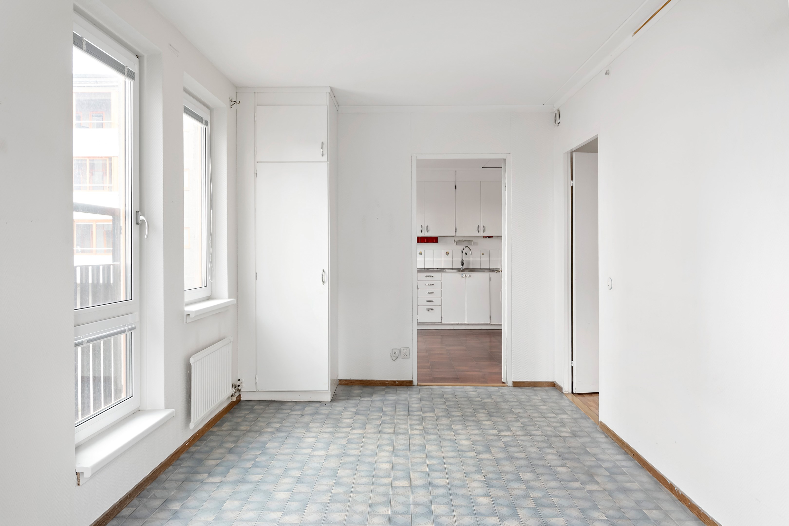 Sovrummet i vinkel mot köket.