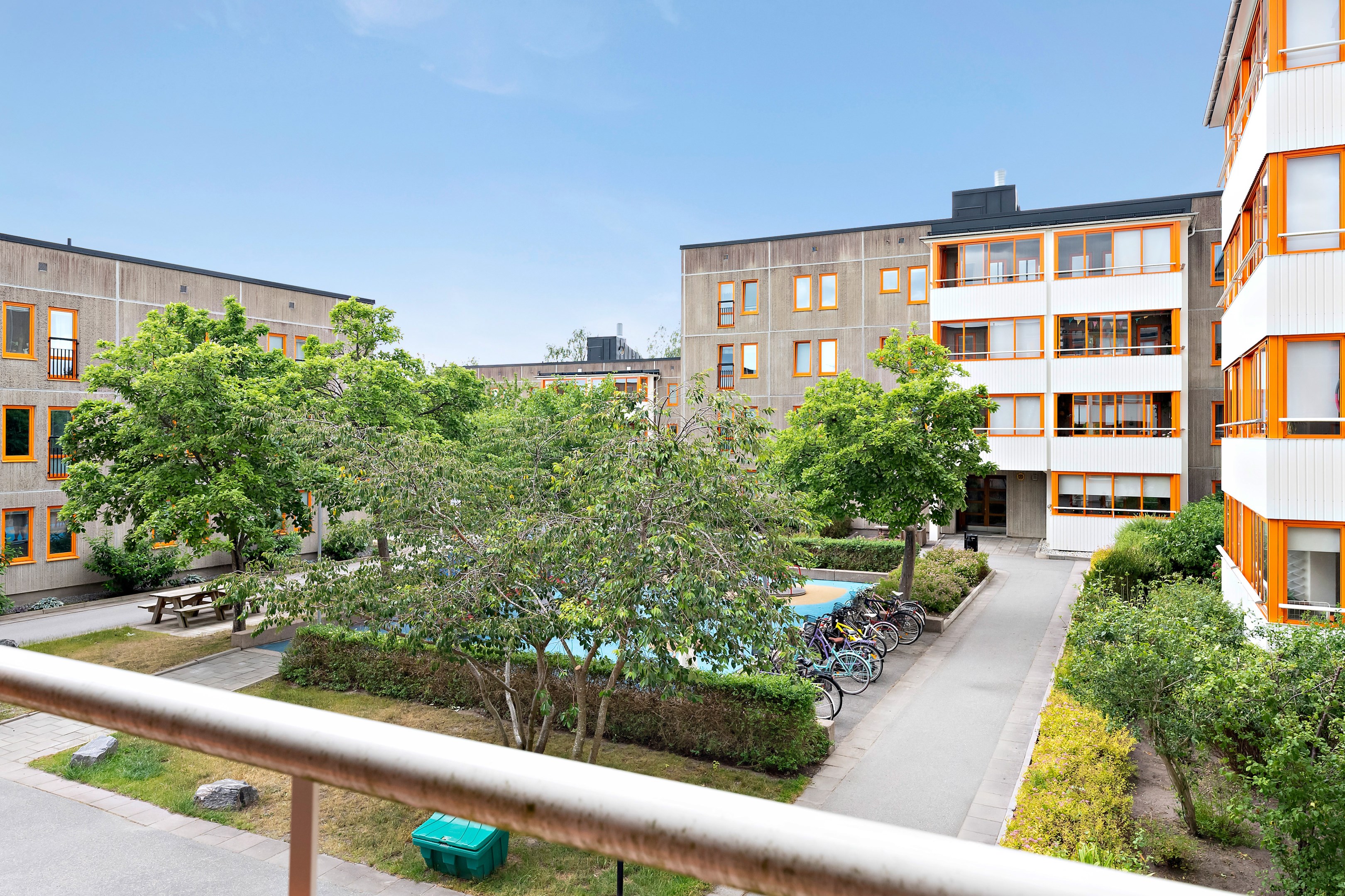 Utsikt i väster från lägenhetens balkong.