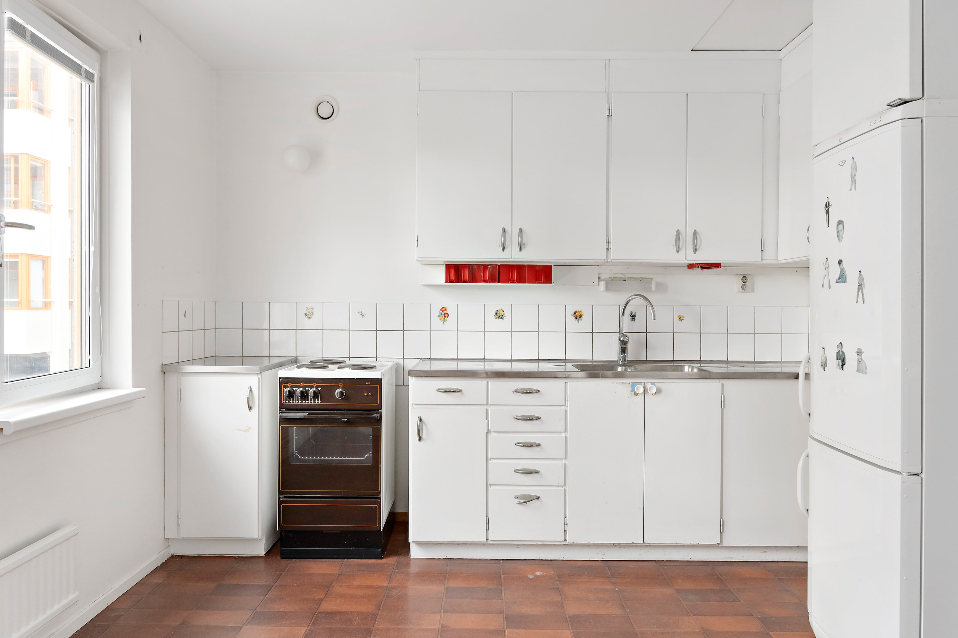 Rymligt kök med anslutande matplats.