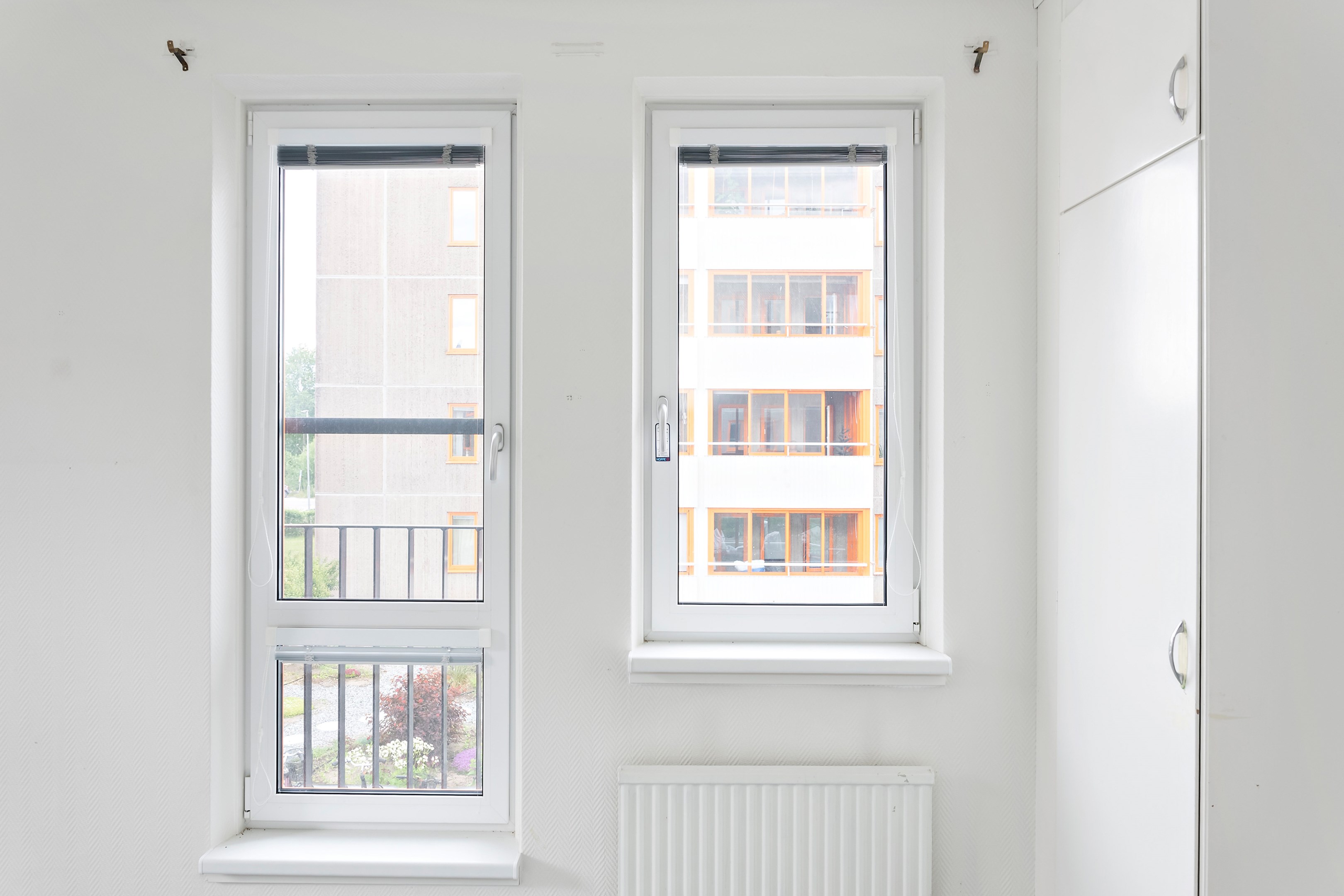 Ljusinsläpp från norr i sovrummet.