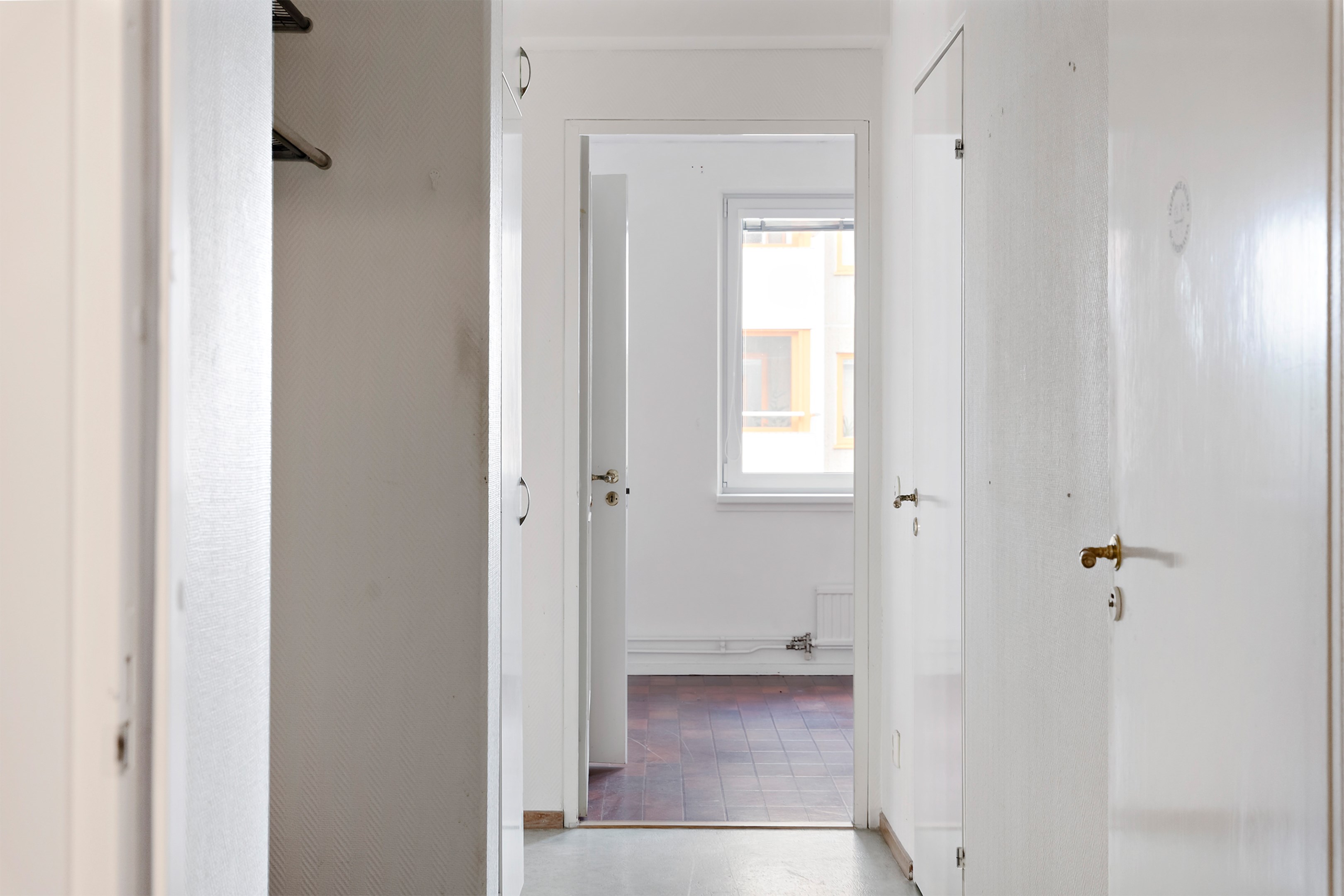 Entréhall med bra förvaring i anslutande klädkammare.