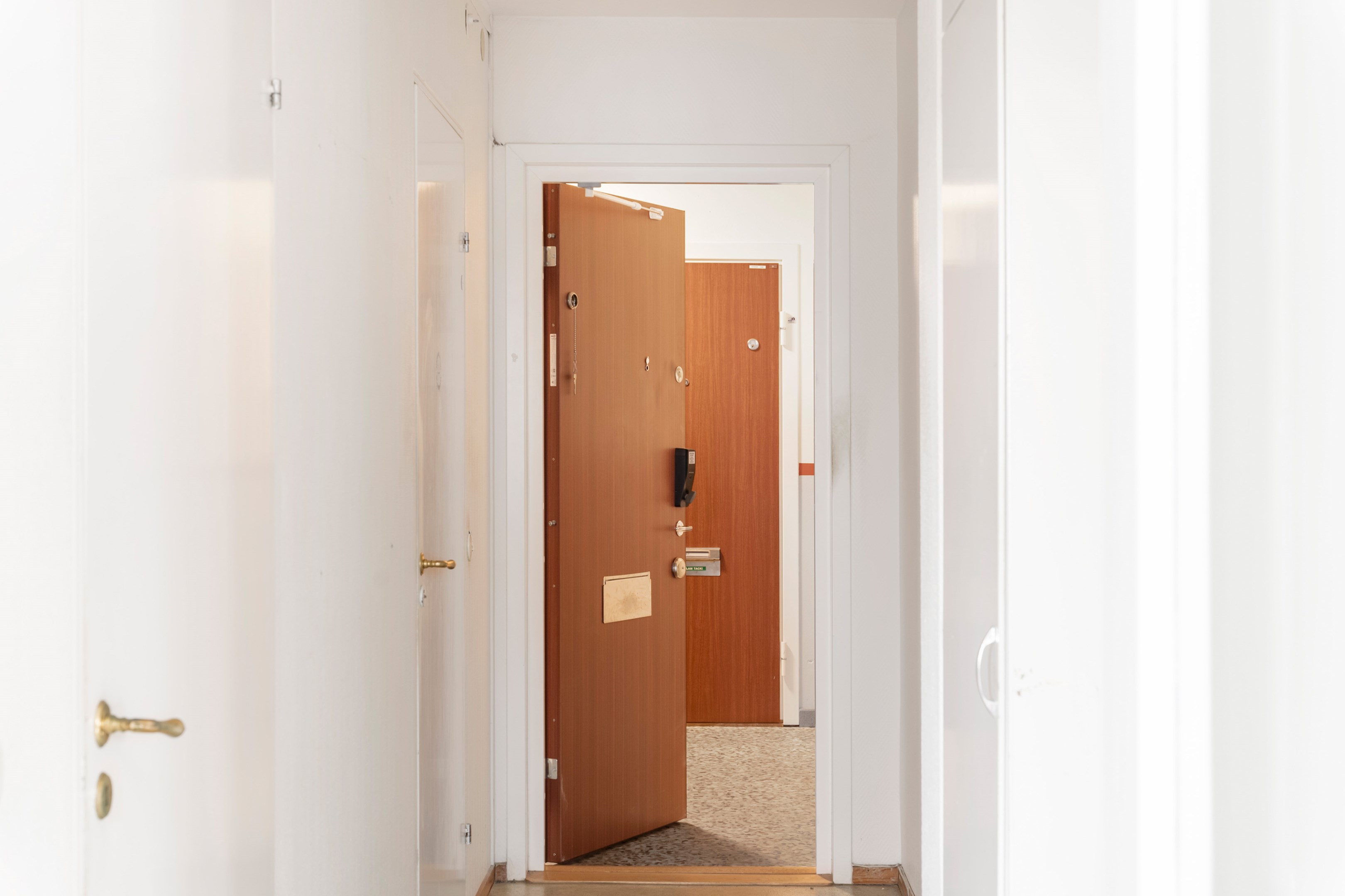 Via dörren till vänster nås badrummet.