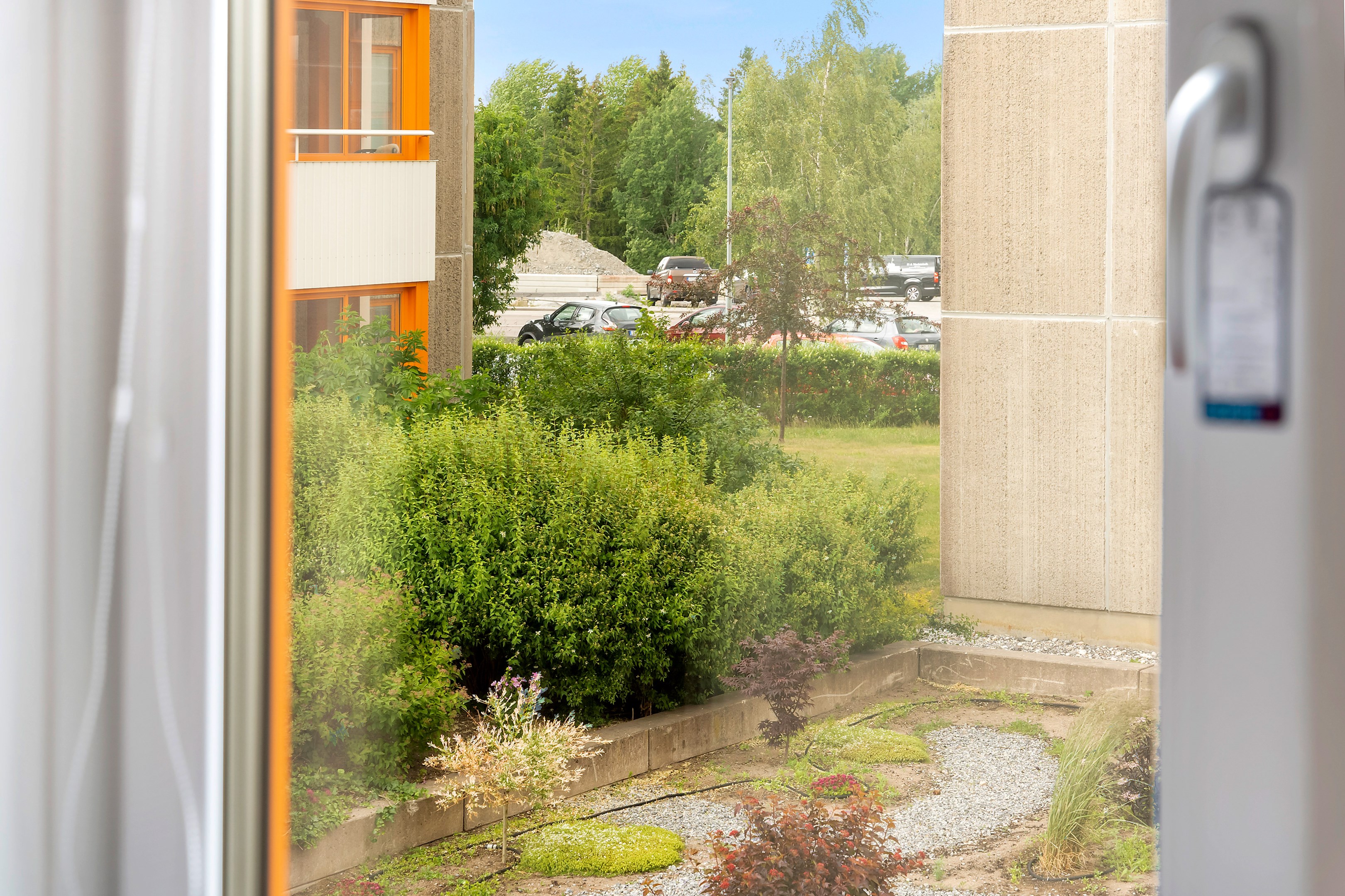 Köket har ljusinsläpp från norr med utblick mot grönska.