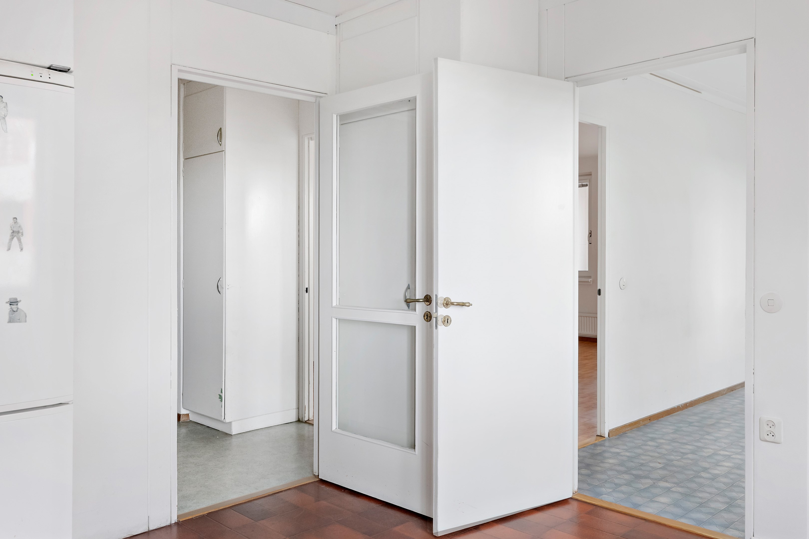 Vy från kök/matplats med sovrum till höger och hall till vänster.