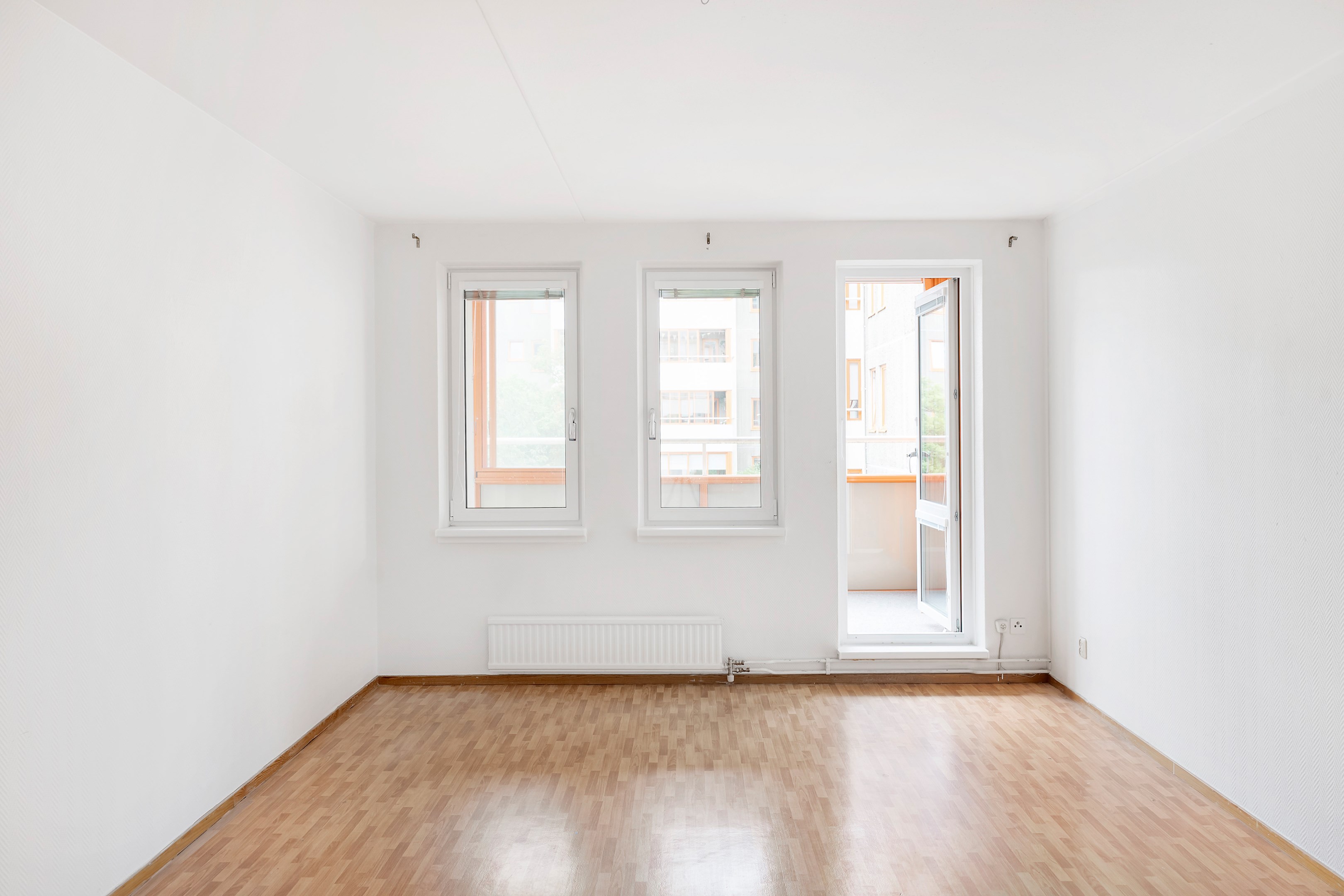 Rymligt vardagsrum med utgång till balkong i väster.