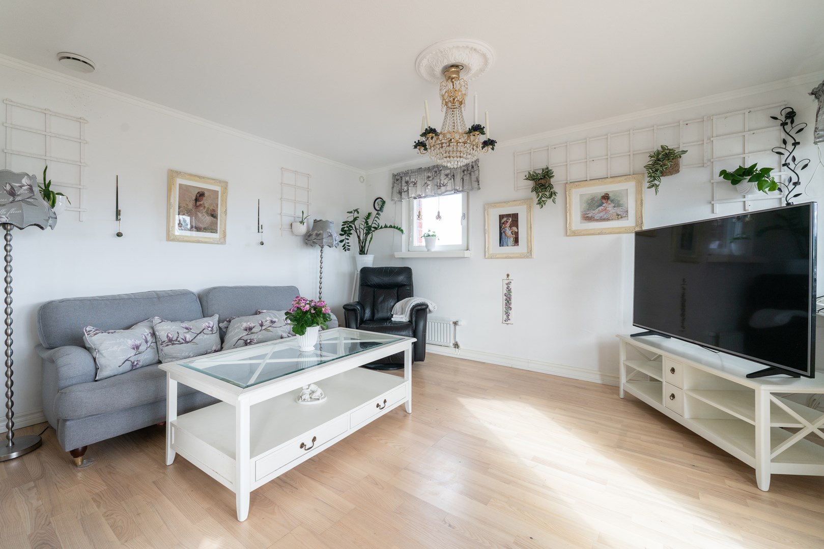 Bostadsbild från Solskensvägen 13, Såld i Östra Tullingeberg, Botkyrka