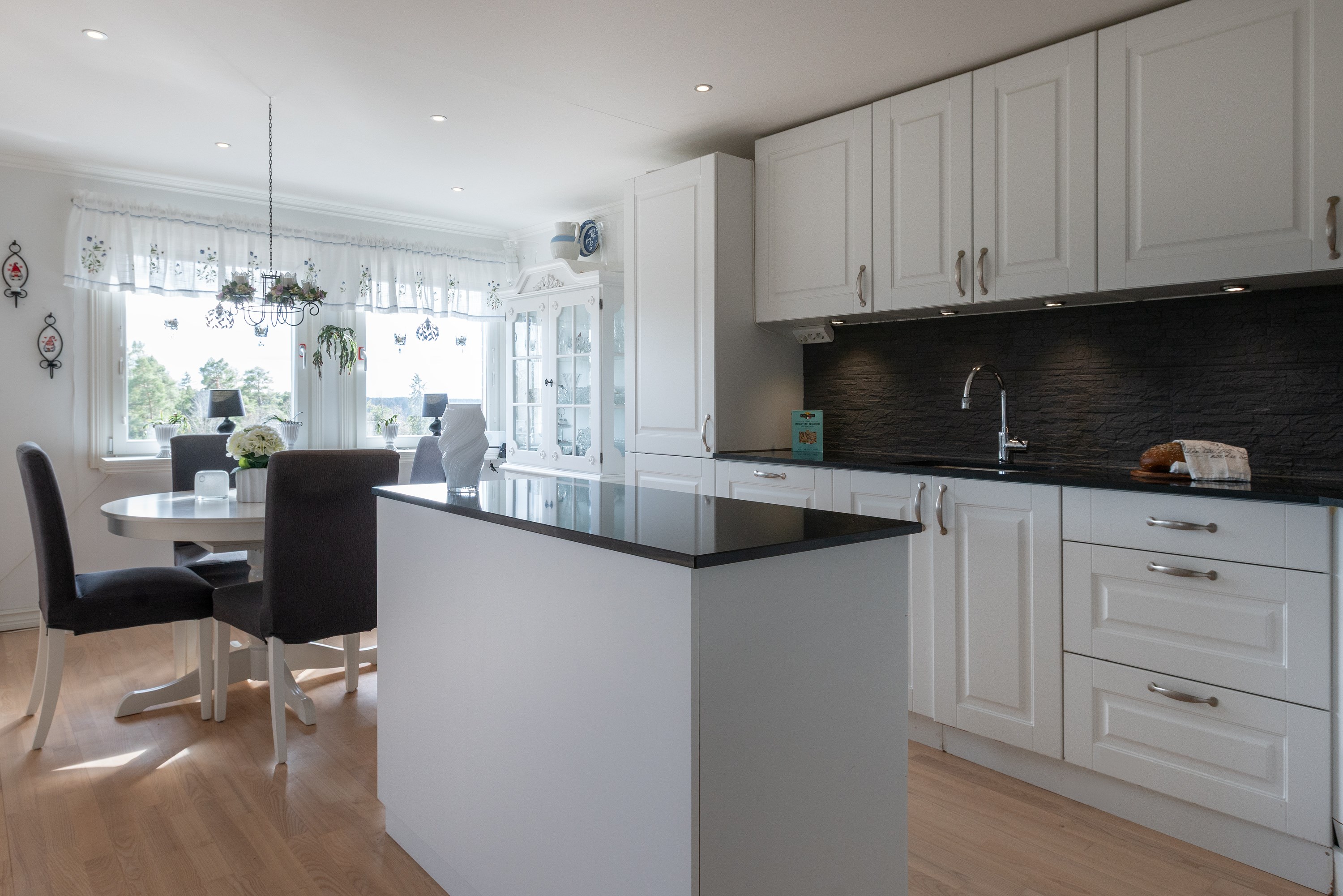 Bostadsbild från Solskensvägen 13, Såld i Östra Tullingeberg, Botkyrka