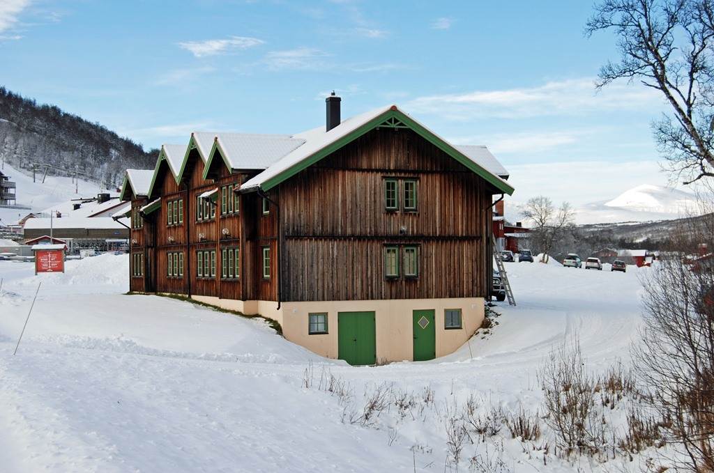 Ett stort förråd finns bakom den högra dörren.