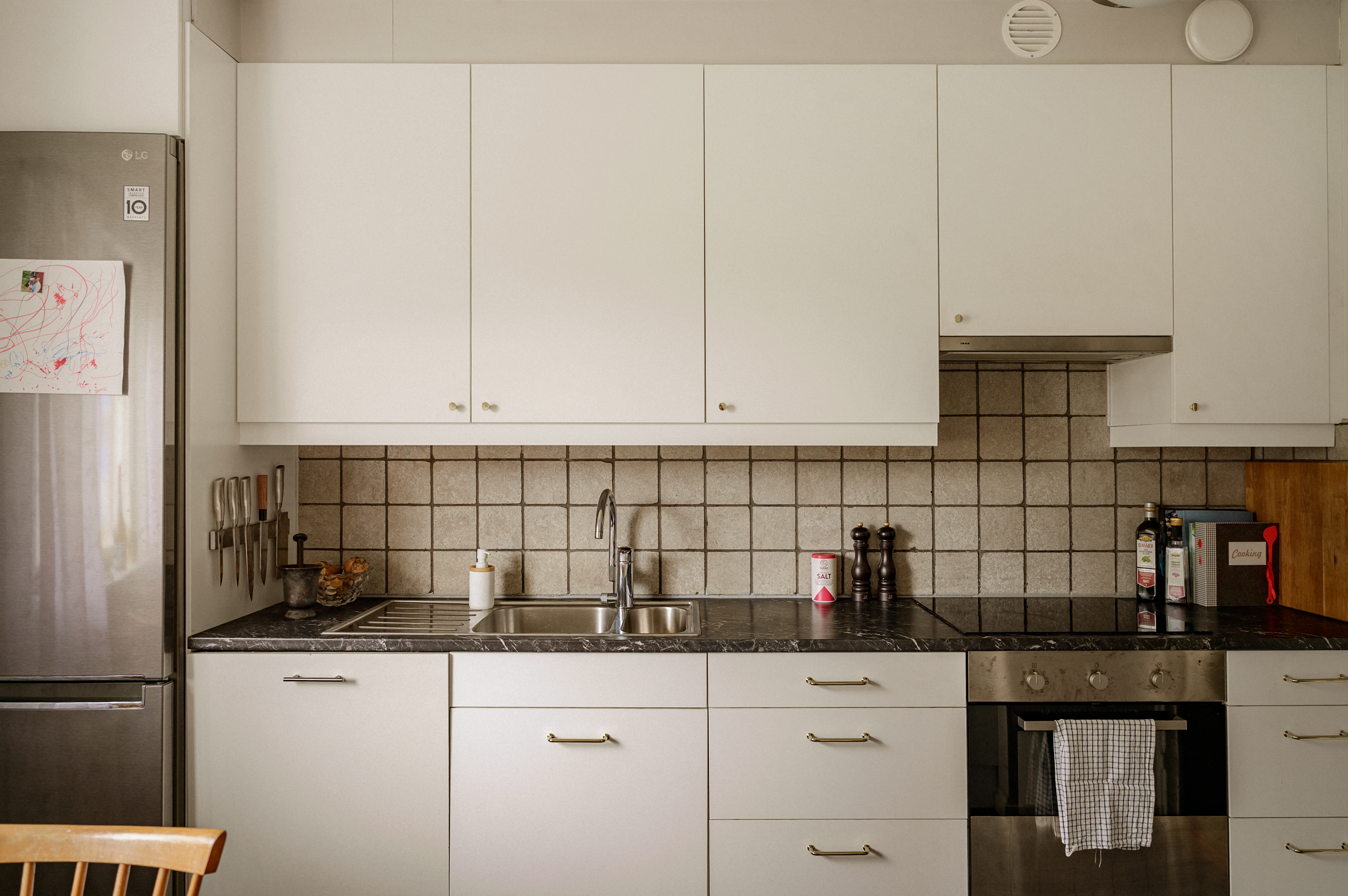 Kök från IKEA med full maskinell utrustning.