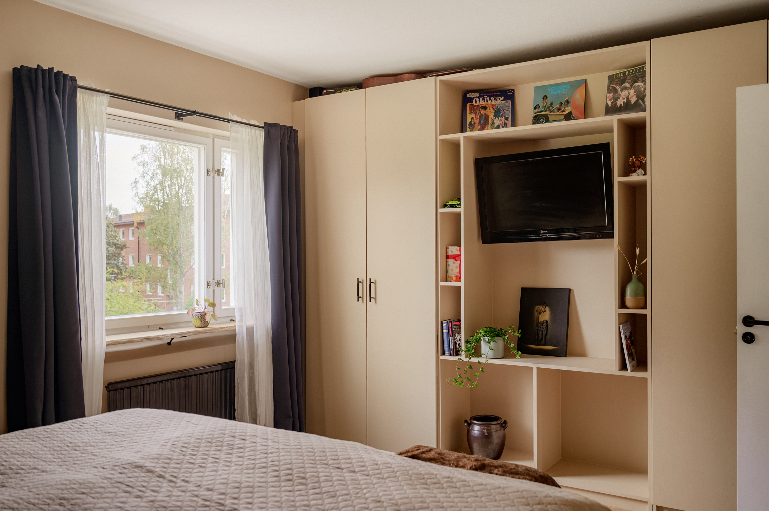 Platsbyggd lösning med garderober och förvaring.