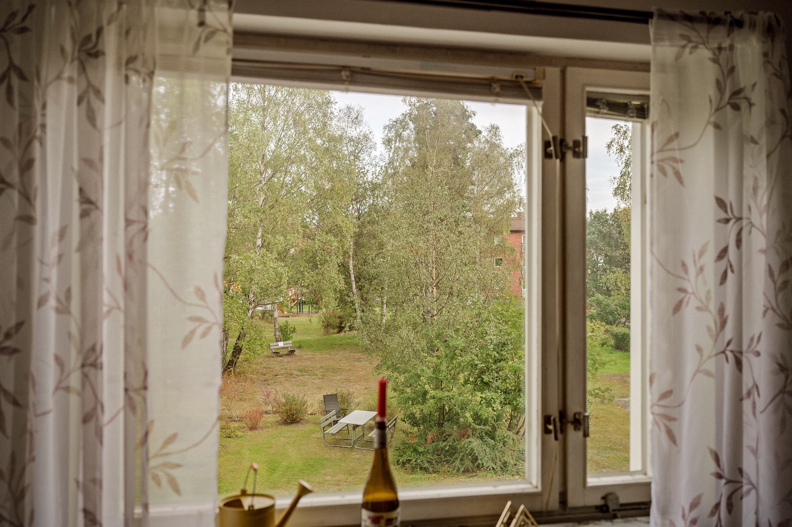 Utsikt mot gården fån kök/matplats.