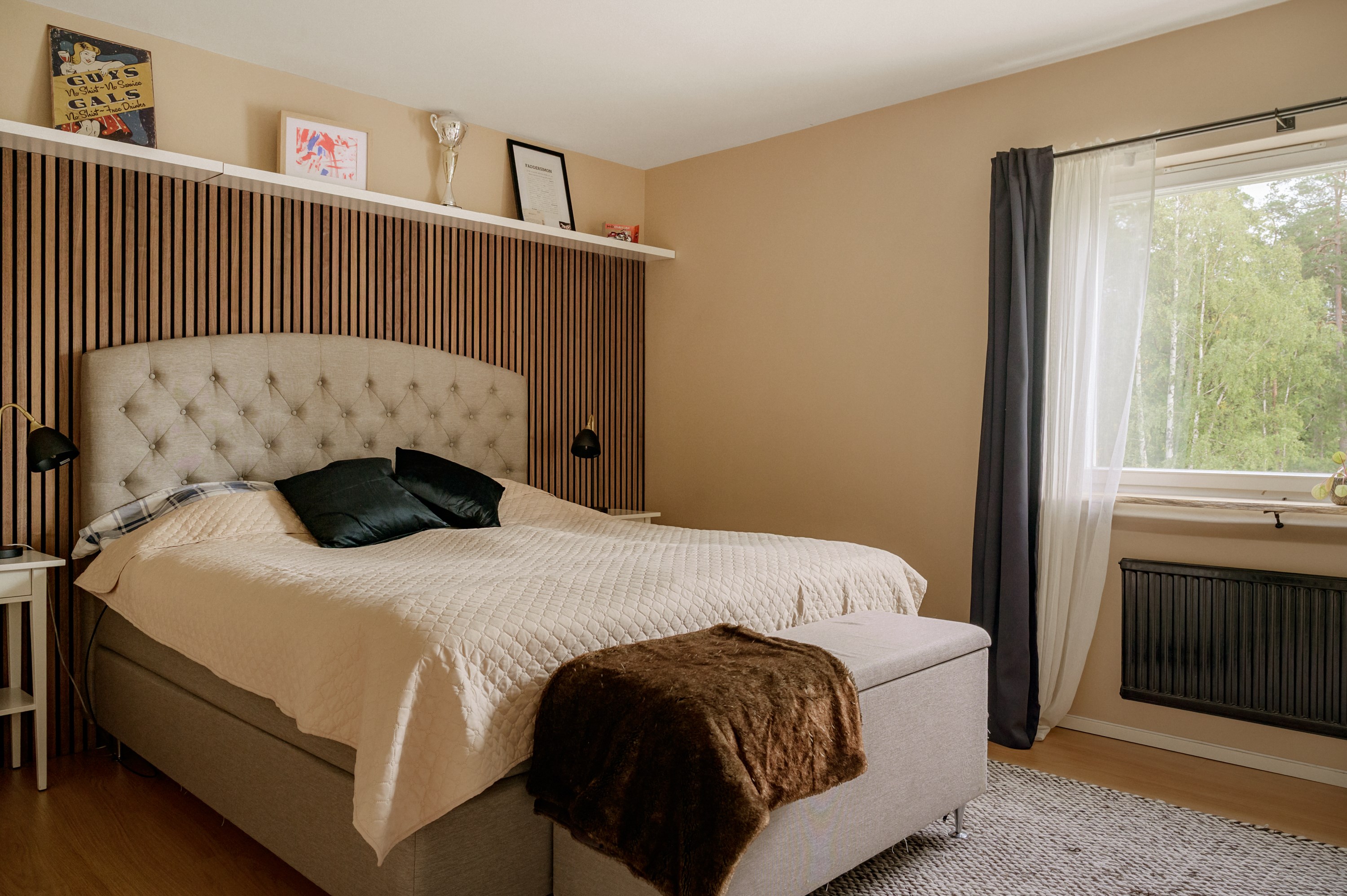 Sovrum med högt fritt läge mot gården.