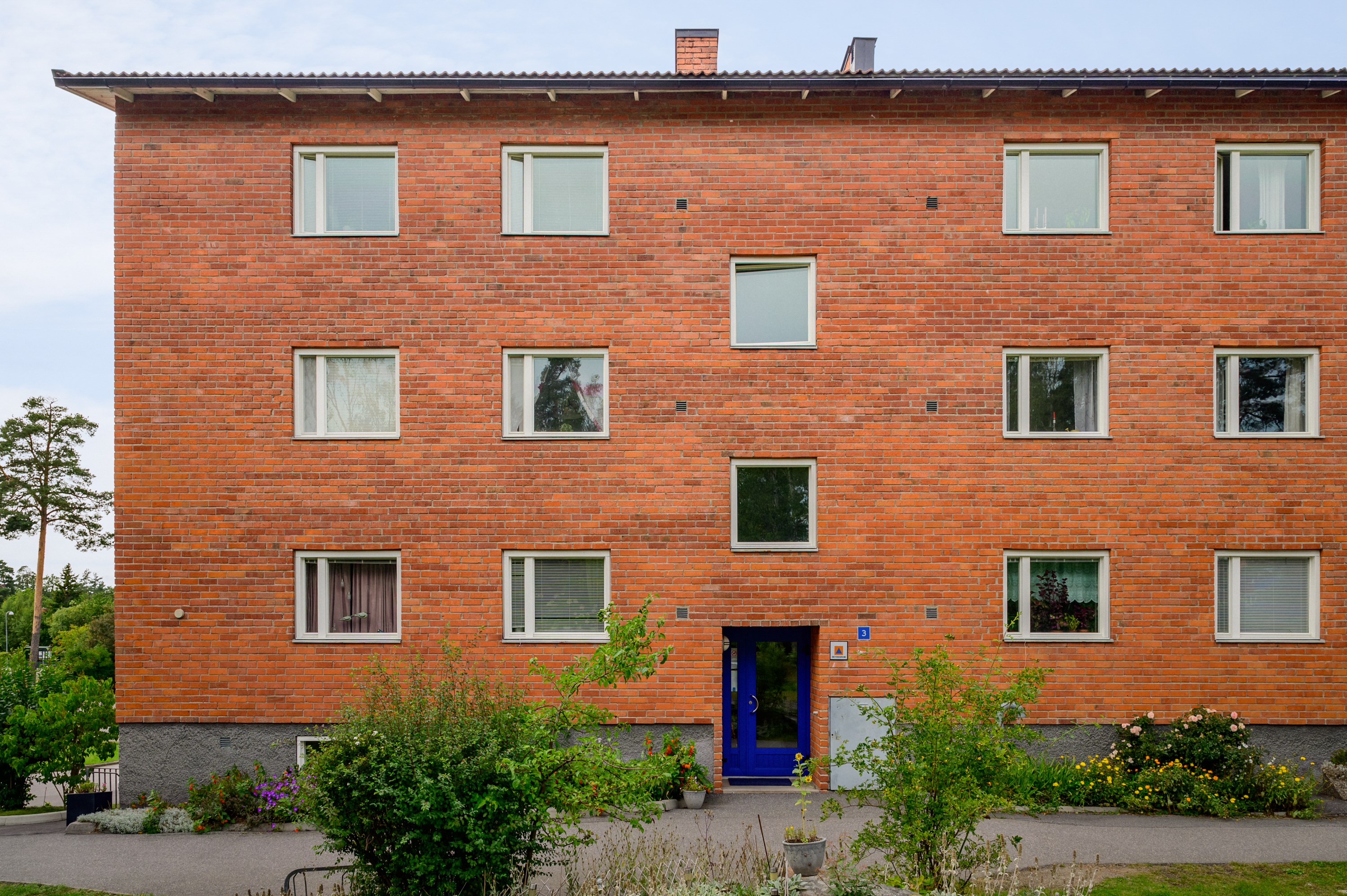 Lägenheten återfinns en trappa upp till höger i bild.