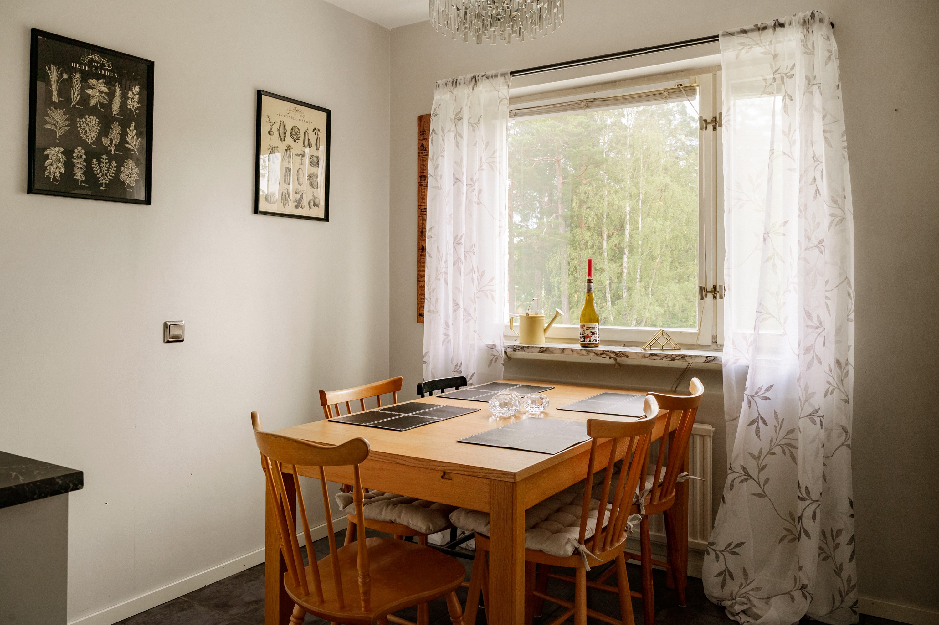 Kök och matplats med ljusinsläpp från gården i öster.