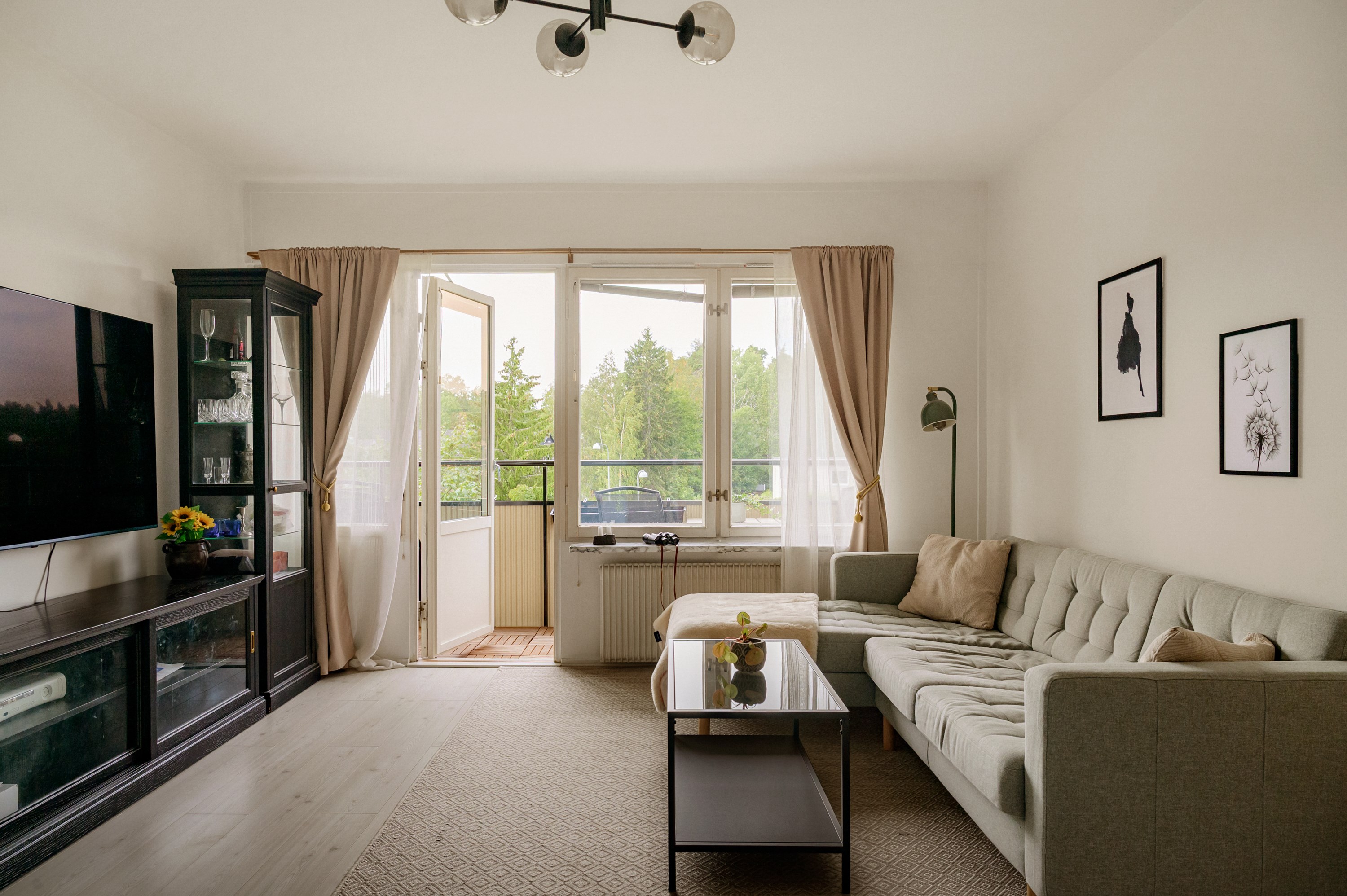 Ljusinsläpp via balkongen i väster.