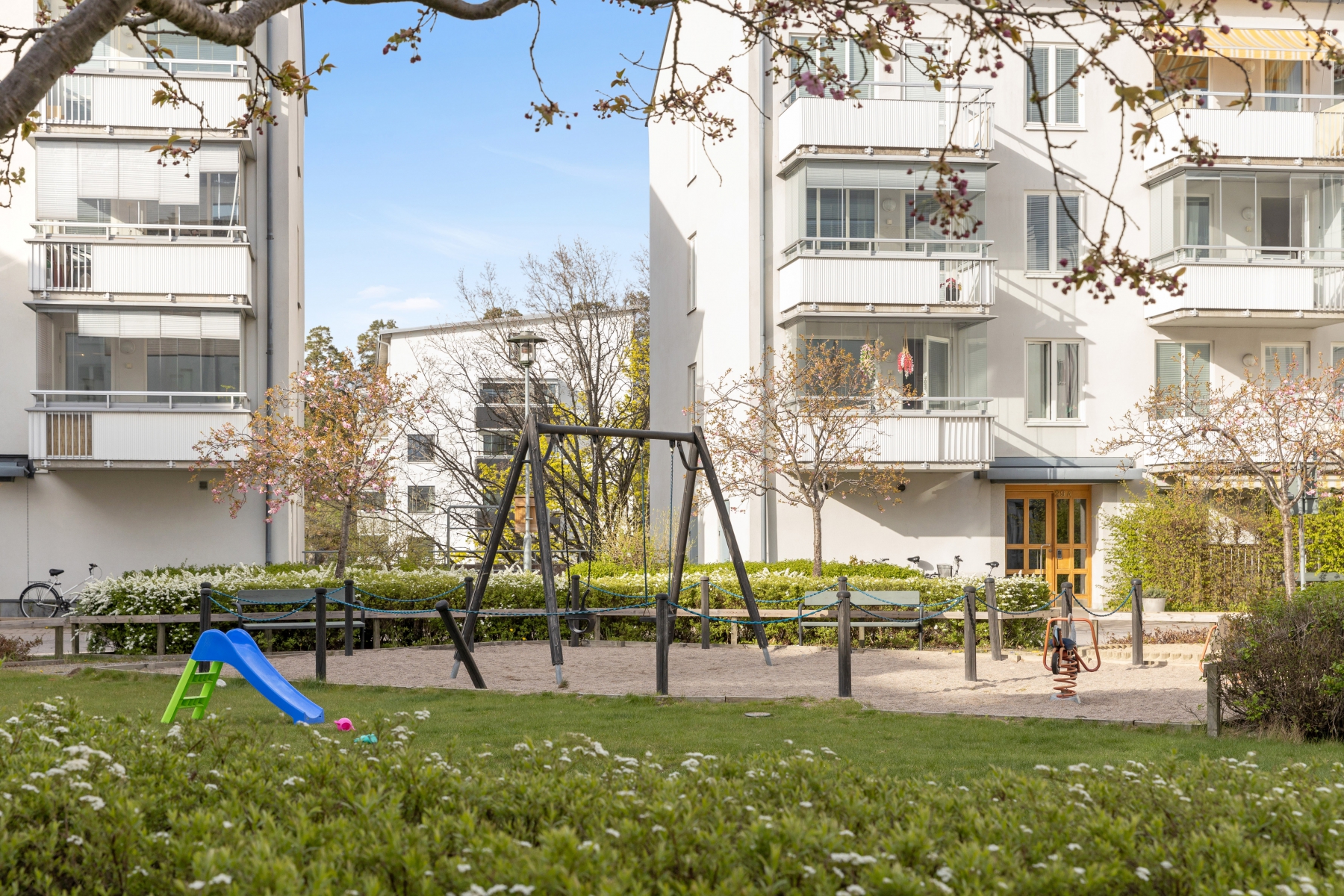 Parklek för barn på innergården