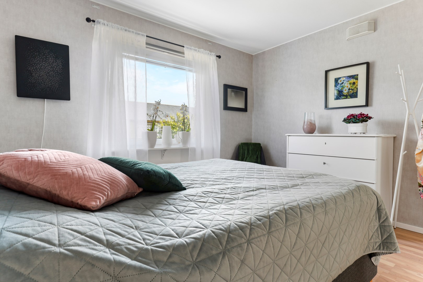 Bostadsbild från Stationsgatan 3 A, Till salu i Gimo, Östhammar