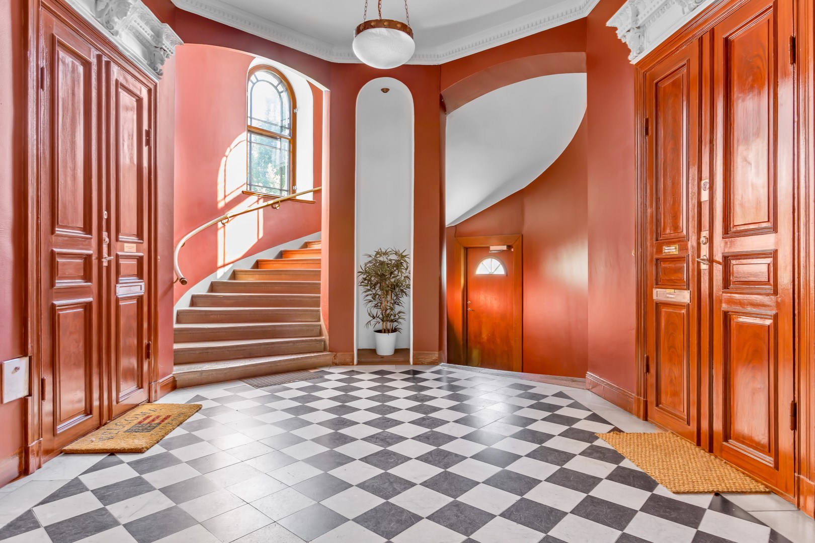 Vackert trapphus i huvudbyggnaden