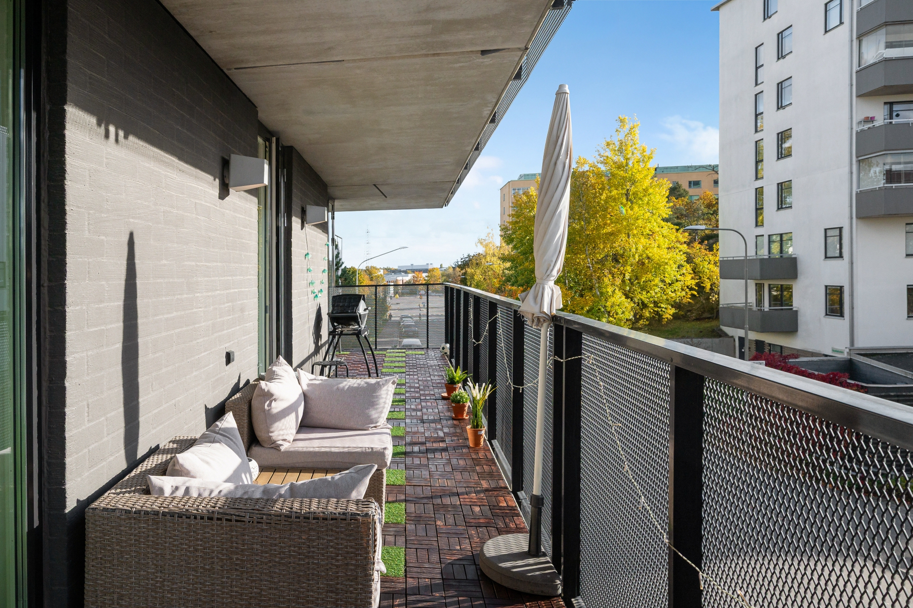 Stor balkong som löper längs lägenheten