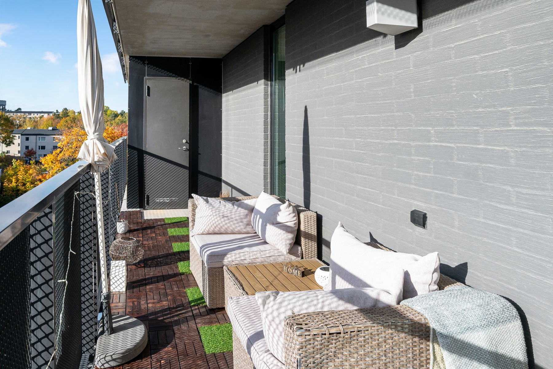 Stor balkong som löper längs lägenheten