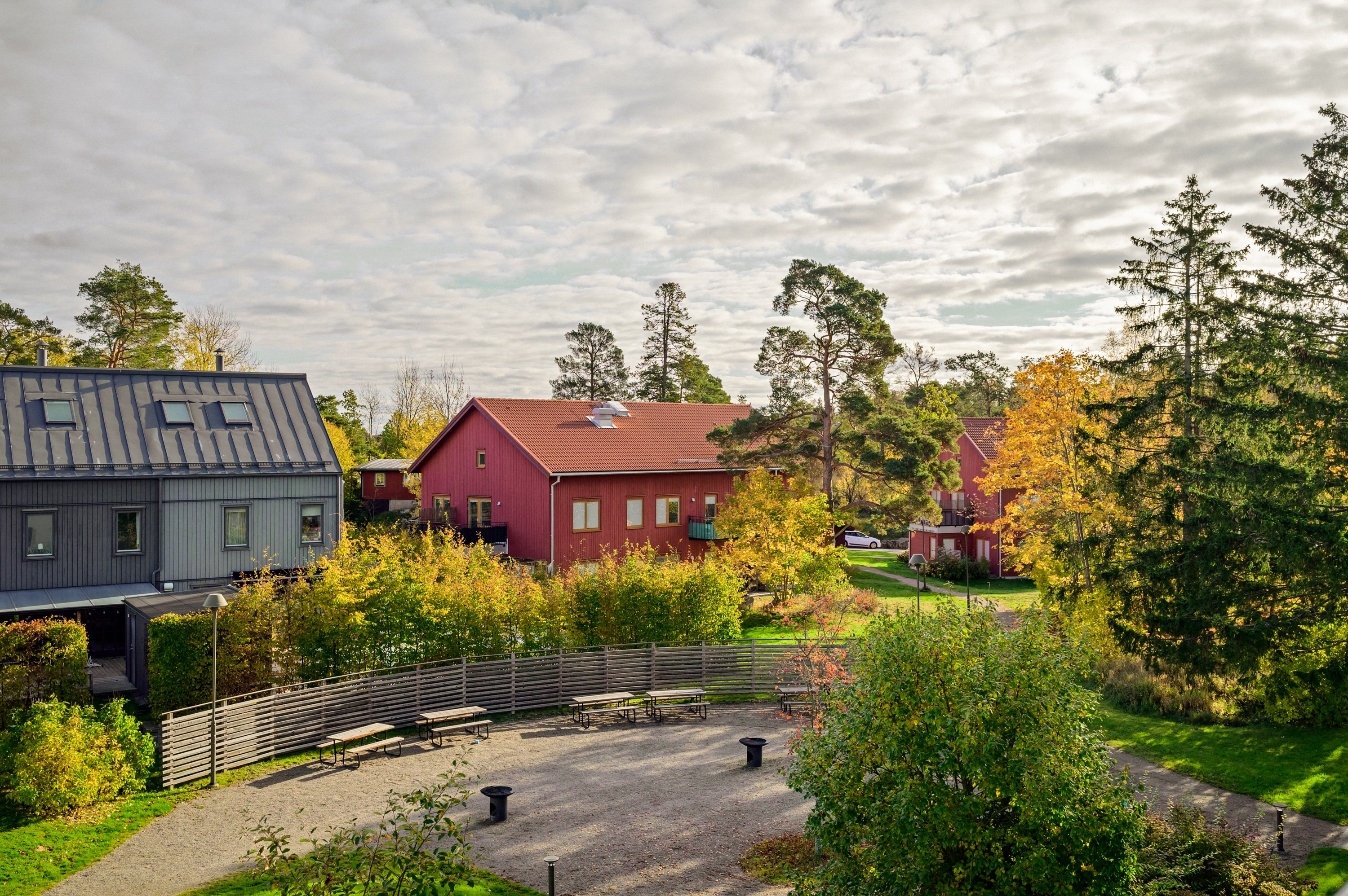 Grillplats och sittgrupper nära husets entré.