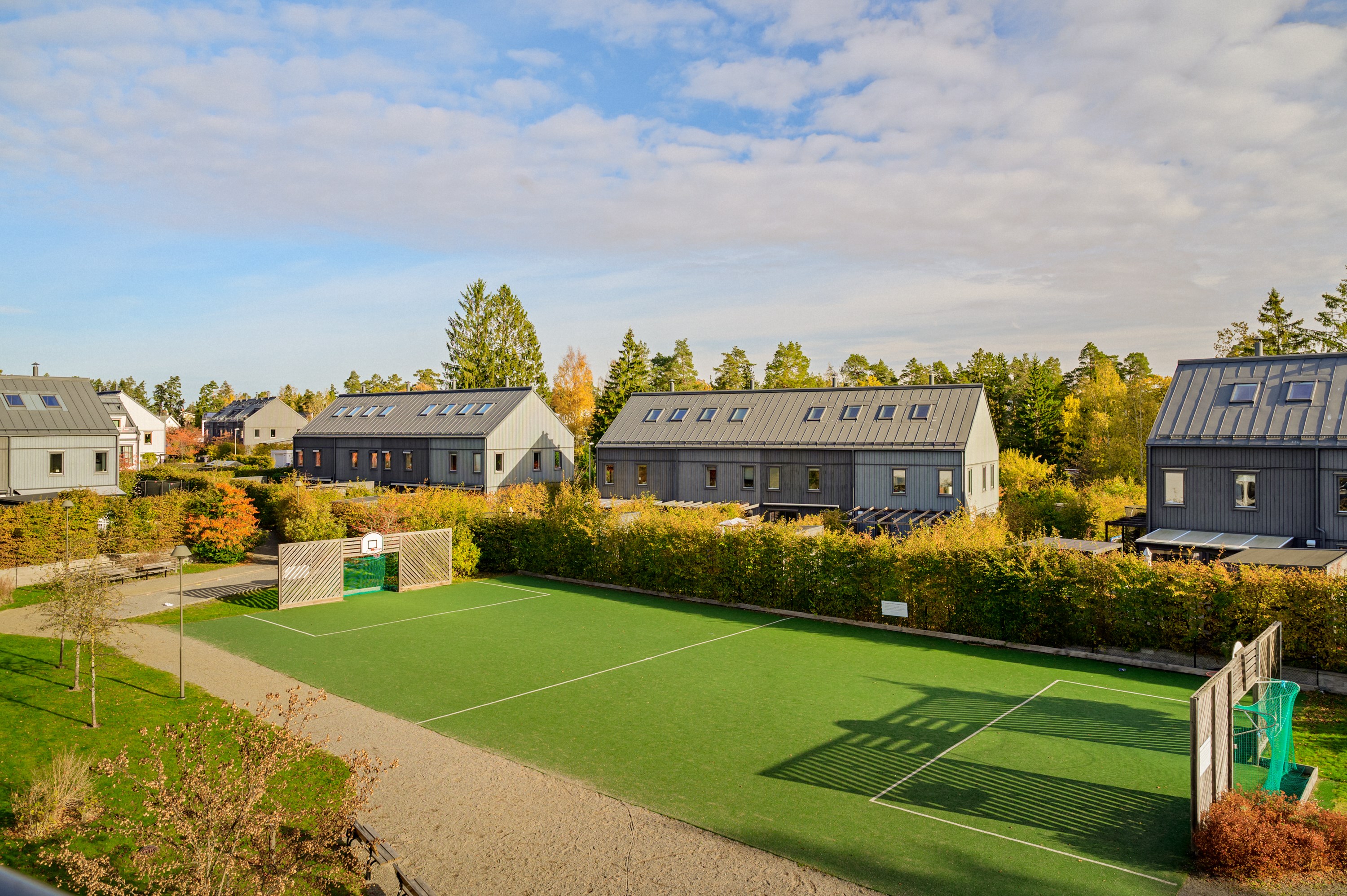 Områdets konstgräsplan & boulebana nära föreningens hus.
