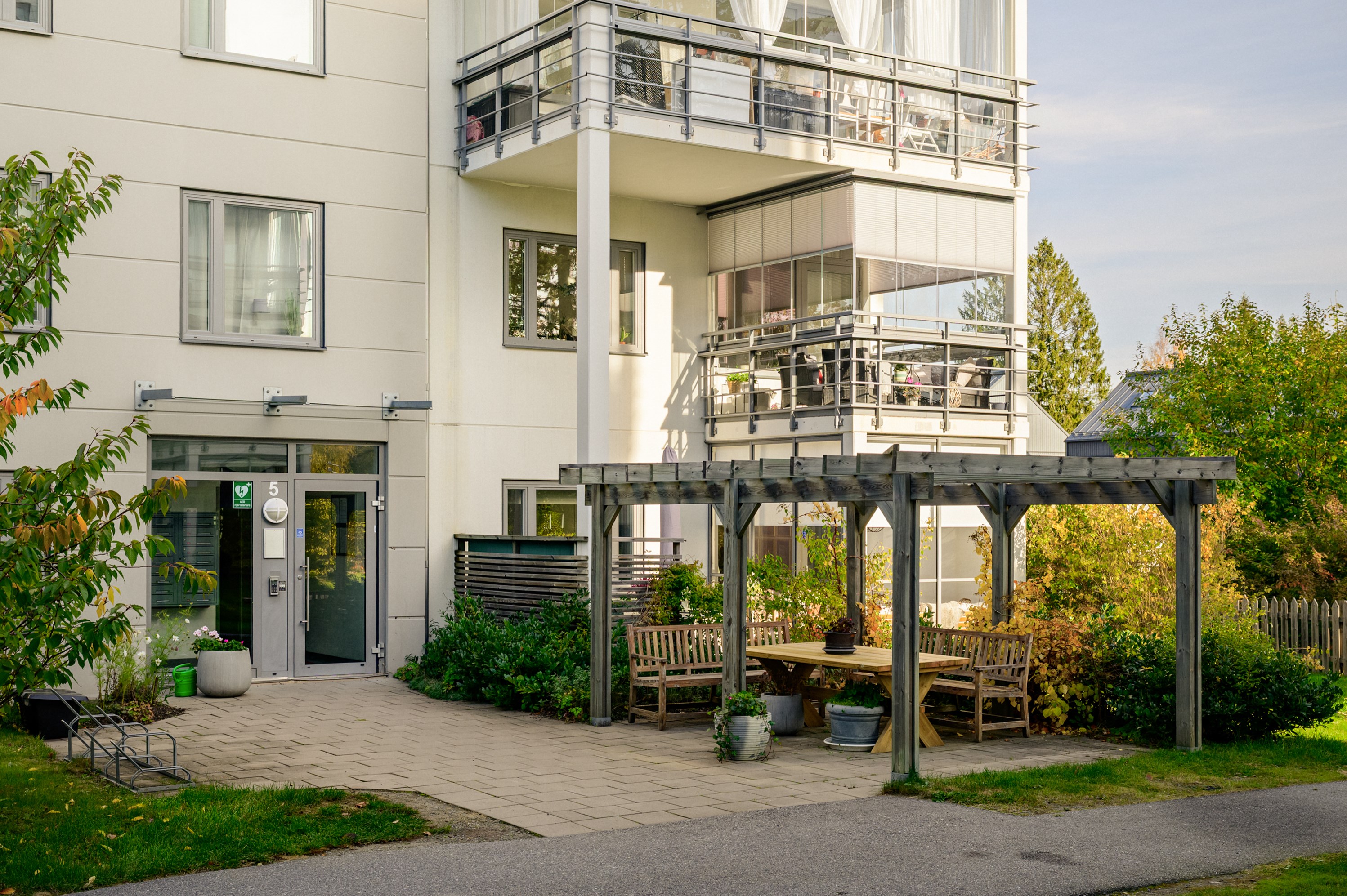 Husets entré med anslutande pergola i söderläge.